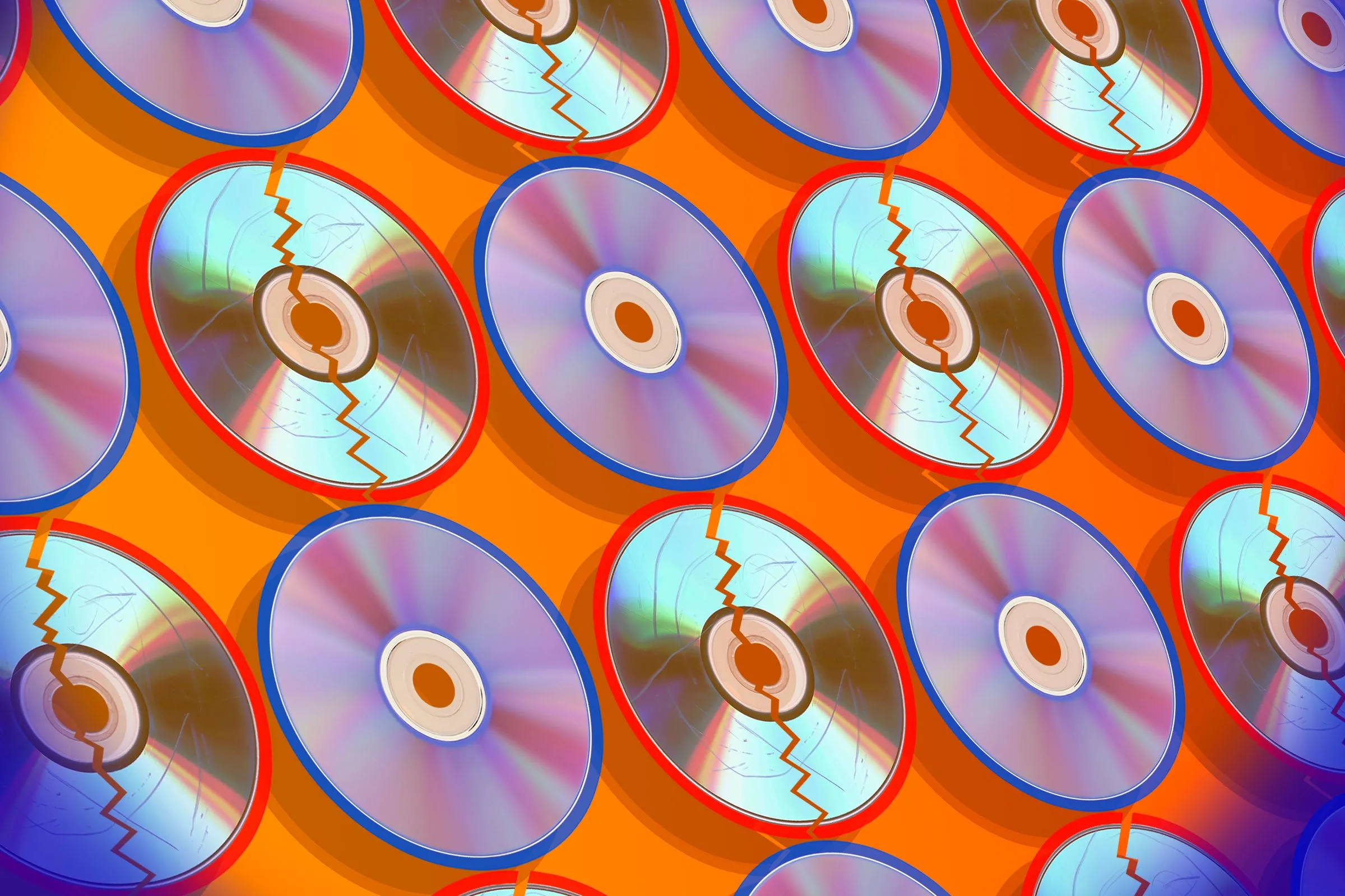 Một chồng đĩa DVD và Blu-ray cũ, trong đó có một số đĩa bị hỏng