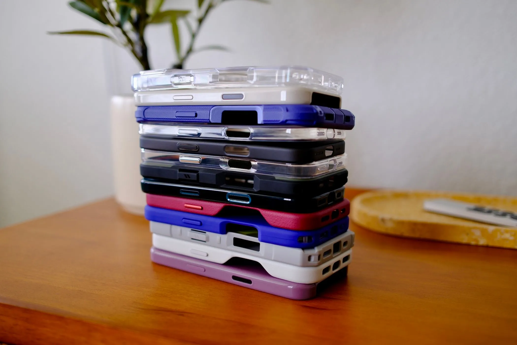 Một chồng ốp lưng cho iPhone 16 Pro với nhiều màu sắc và chất liệu khác nhau, làm mới vẻ ngoài điện thoại.