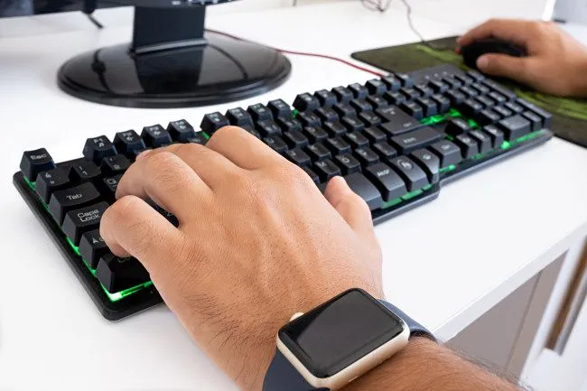 Một game thủ PC điều khiển game chiến thuật thời gian thực bằng tổ hợp phím WASD và chuột.