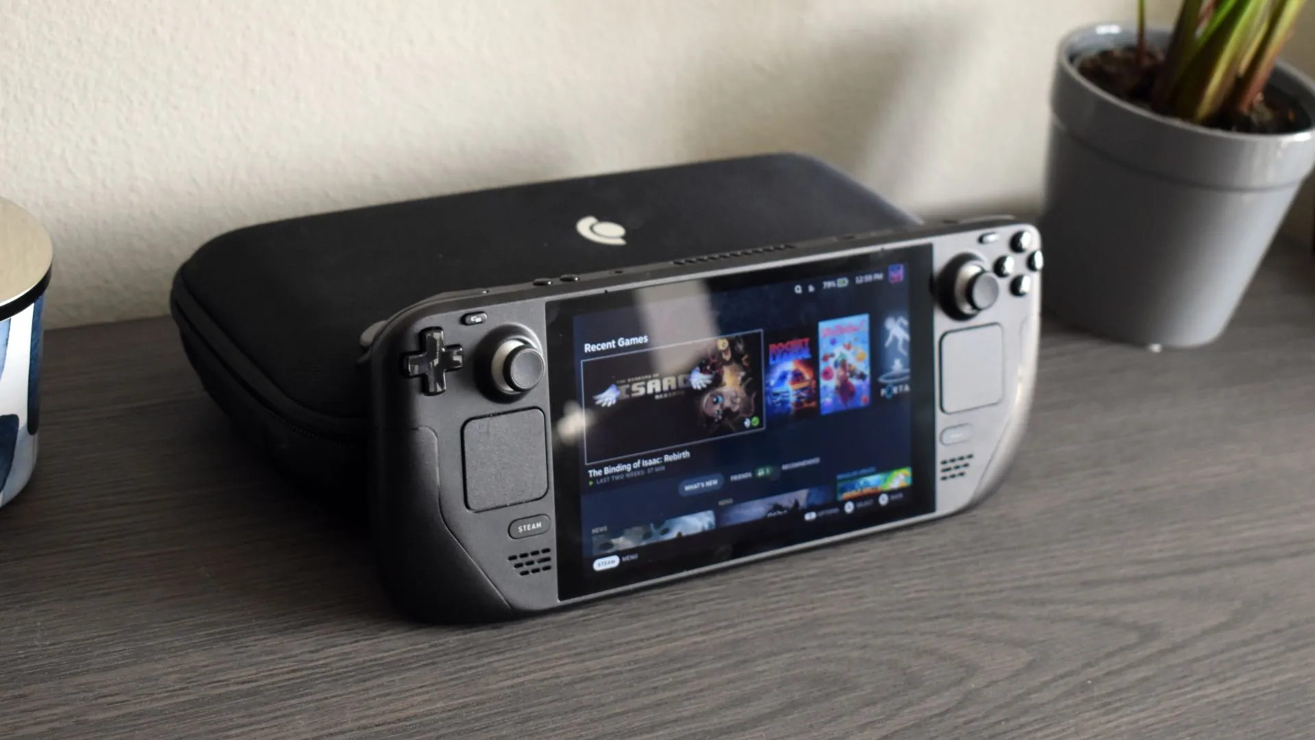 Một người đang cầm Steam Deck, nhìn từ góc độ người chơi.