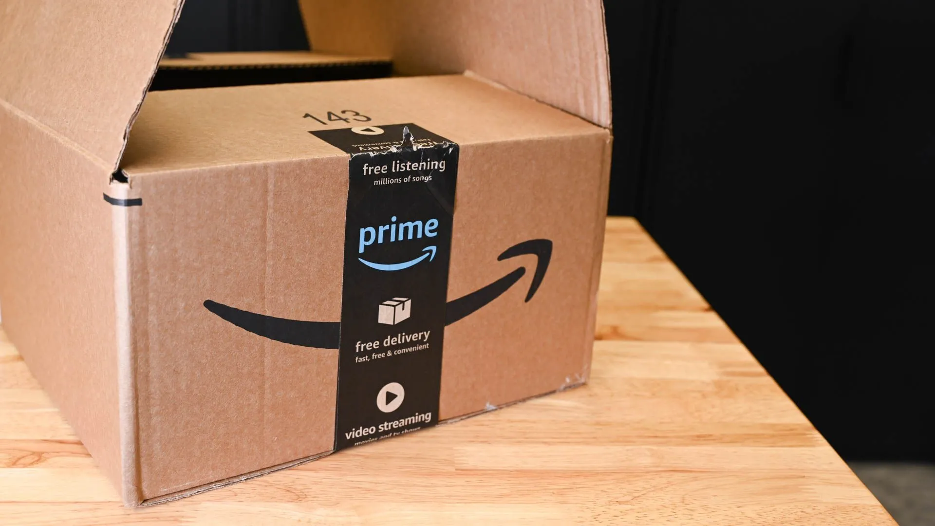 Một người đang xem biểu đồ tăng trưởng chi phí trên máy tính, phản ánh khó khăn của Amazon trong việc giải thích giá cả leo thang.