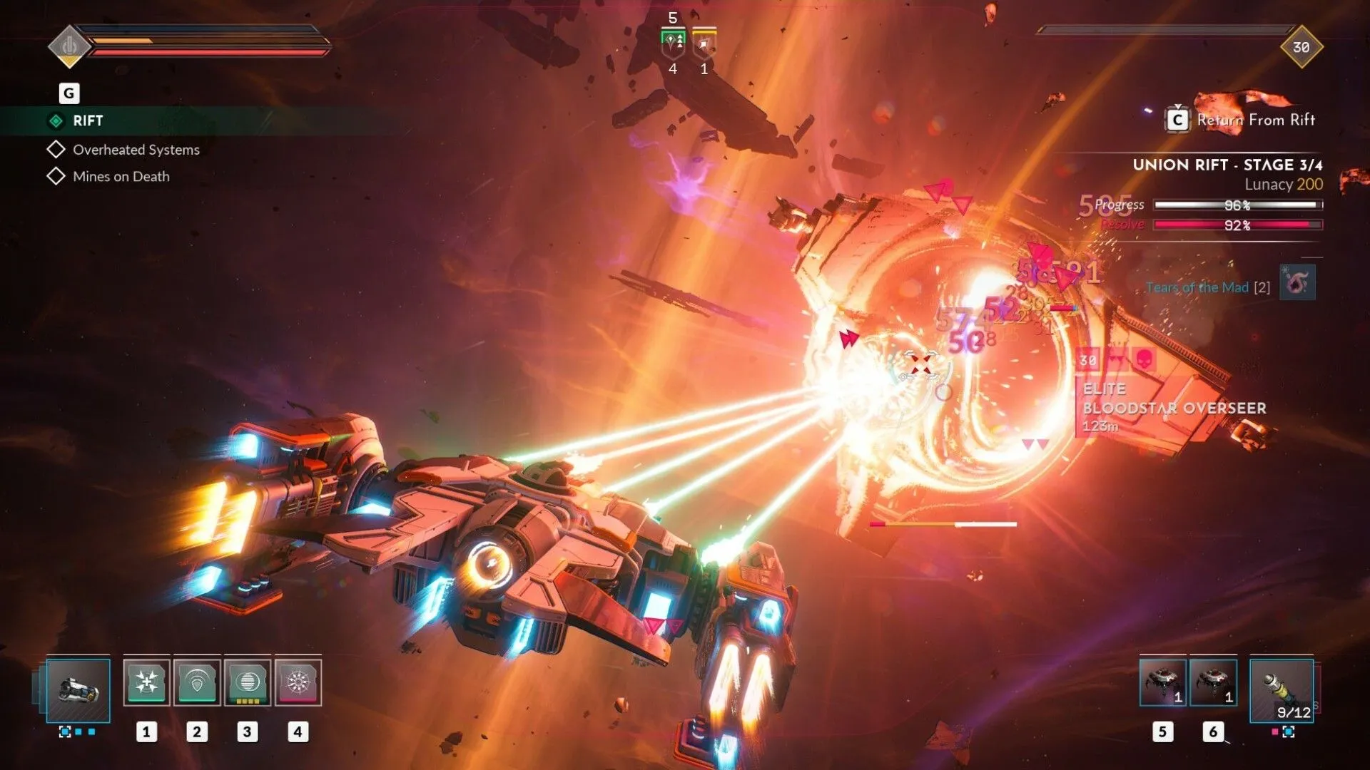 Một tàu vũ trụ đang bắn vào tàu lớn hơn trong Everspace 2, minh họa lối chơi bắn súng không gian.
