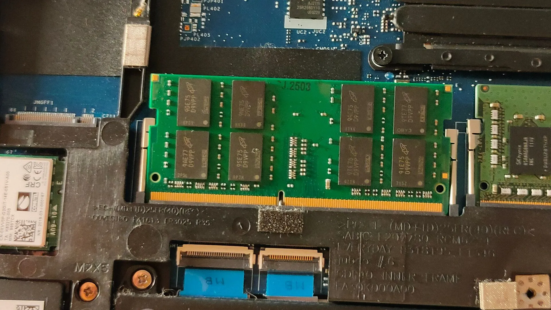 Một thanh RAM DDR4 được gắn trong khe cắm của laptop, cho thấy linh kiện nâng cấp quan trọng để tăng hiệu suất chơi game.