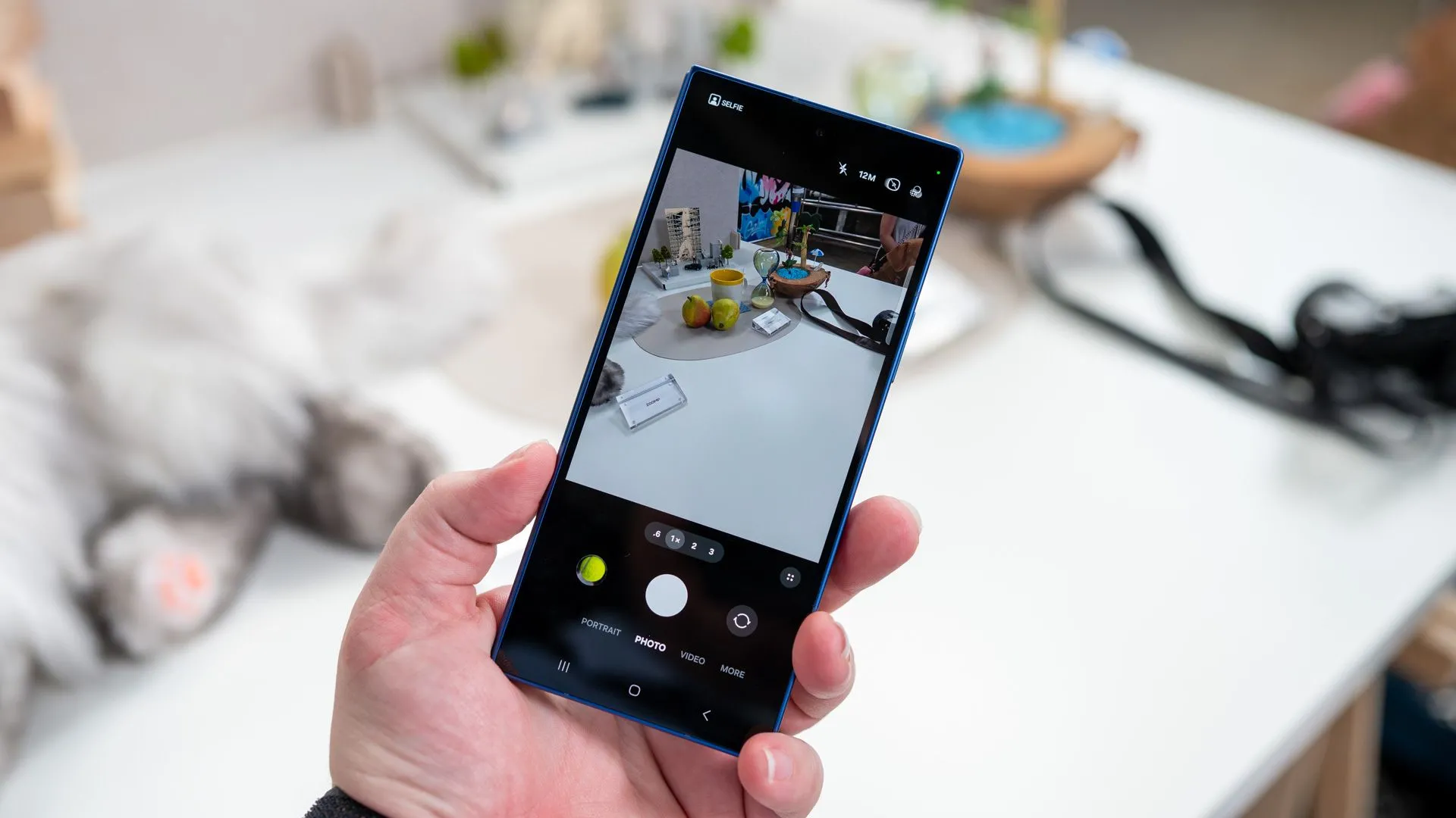 Người cầm điện thoại Samsung Galaxy Z Fold 7 gập lại hiển thị ứng dụng camera