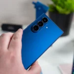 Người cầm điện thoại Samsung Galaxy Z Fold 7 hiển thị cụm camera chính
