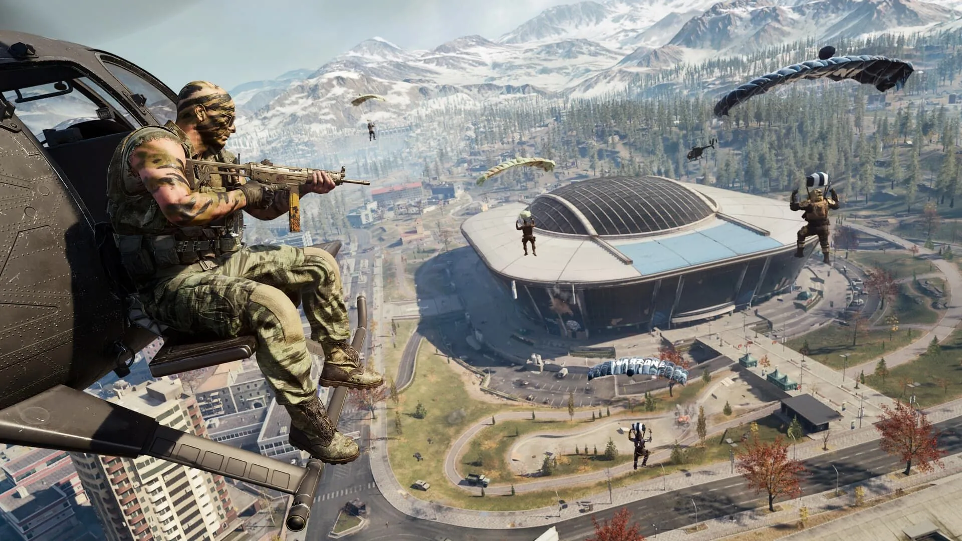 Người chơi Call of Duty Warzone trên trực thăng quan sát các đối thủ nhảy dù, hình ảnh minh họa cho các cuộc đấu súng đa nền tảng và thách thức về cân bằng.
