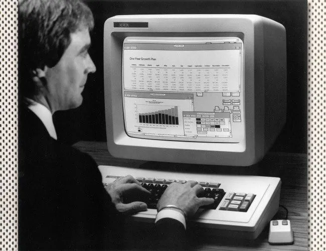 Người đàn ông đang tương tác với máy tính Xerox Star, một trong những máy tính thương mại đầu tiên có giao diện người dùng đồ họa (GUI)