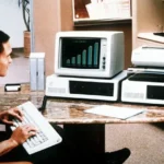 Người đàn ông sử dụng máy tính IBM PC đời 1981, biểu tượng cho khởi nguồn kỷ nguyên máy tính cá nhân.