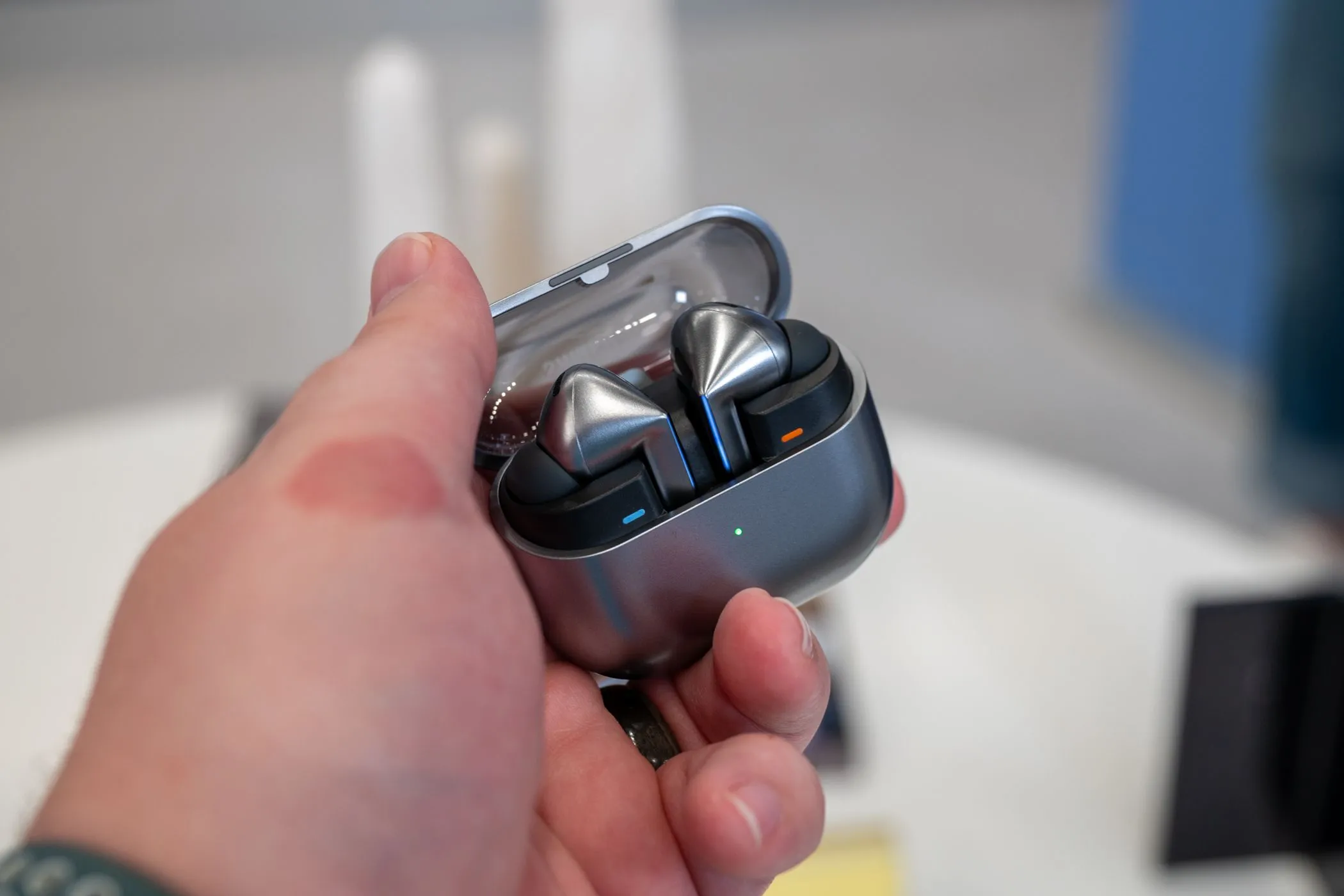 Người dùng cầm hộp sạc Samsung Galaxy Buds 3 Pro với tai nghe bên trong, làm nổi bật thiết kế thanh lịch của dòng tai nghe Buds mới.
