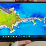 Người dùng cầm laptop Lenovo Yoga 9i 2-in-1 Gen 10 ở chế độ máy tính bảng.