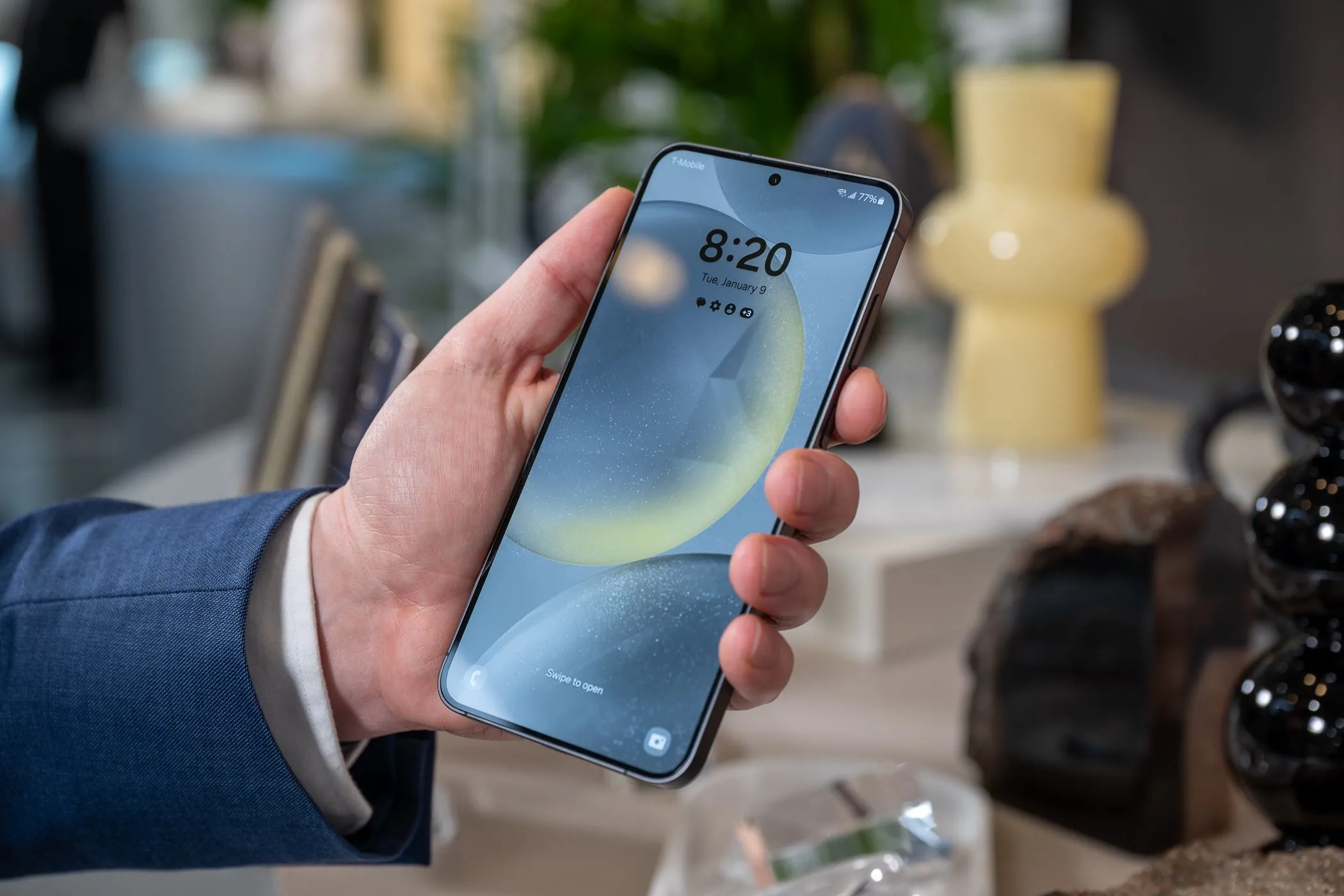 Người dùng cầm Samsung Galaxy S24+ thể hiện màn hình khóa, liên quan đến thông tin bảo hành điện thoại