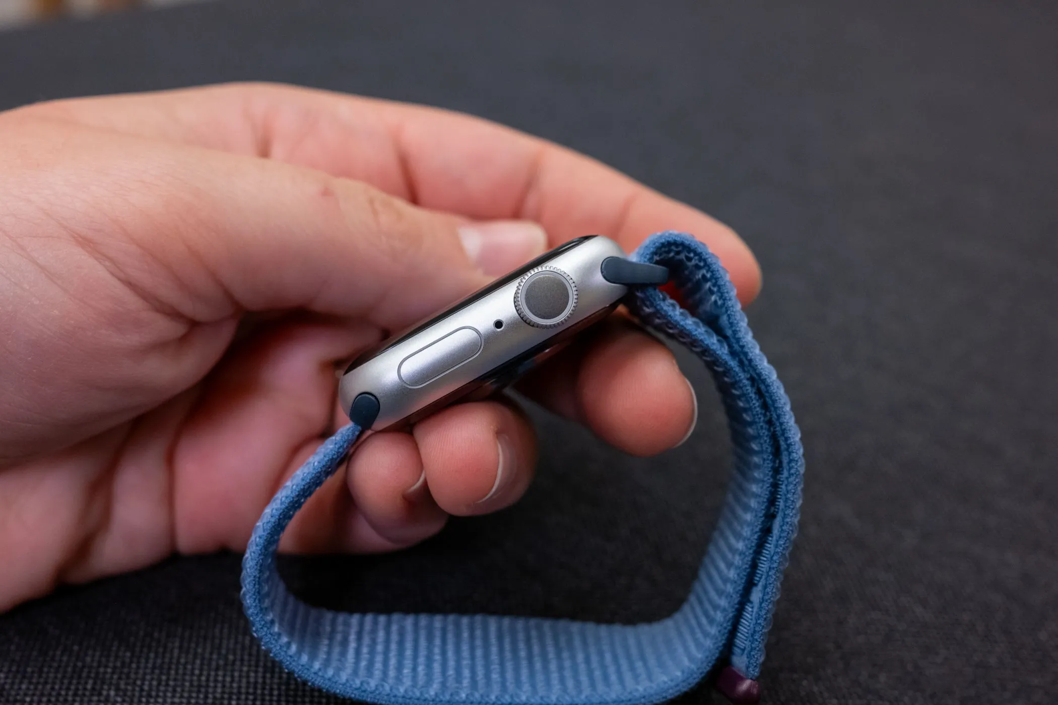 Người dùng cầm trên tay chiếc Apple Watch Series 9, cho thấy kích thước và thiết kế của mẫu đồng hồ này.