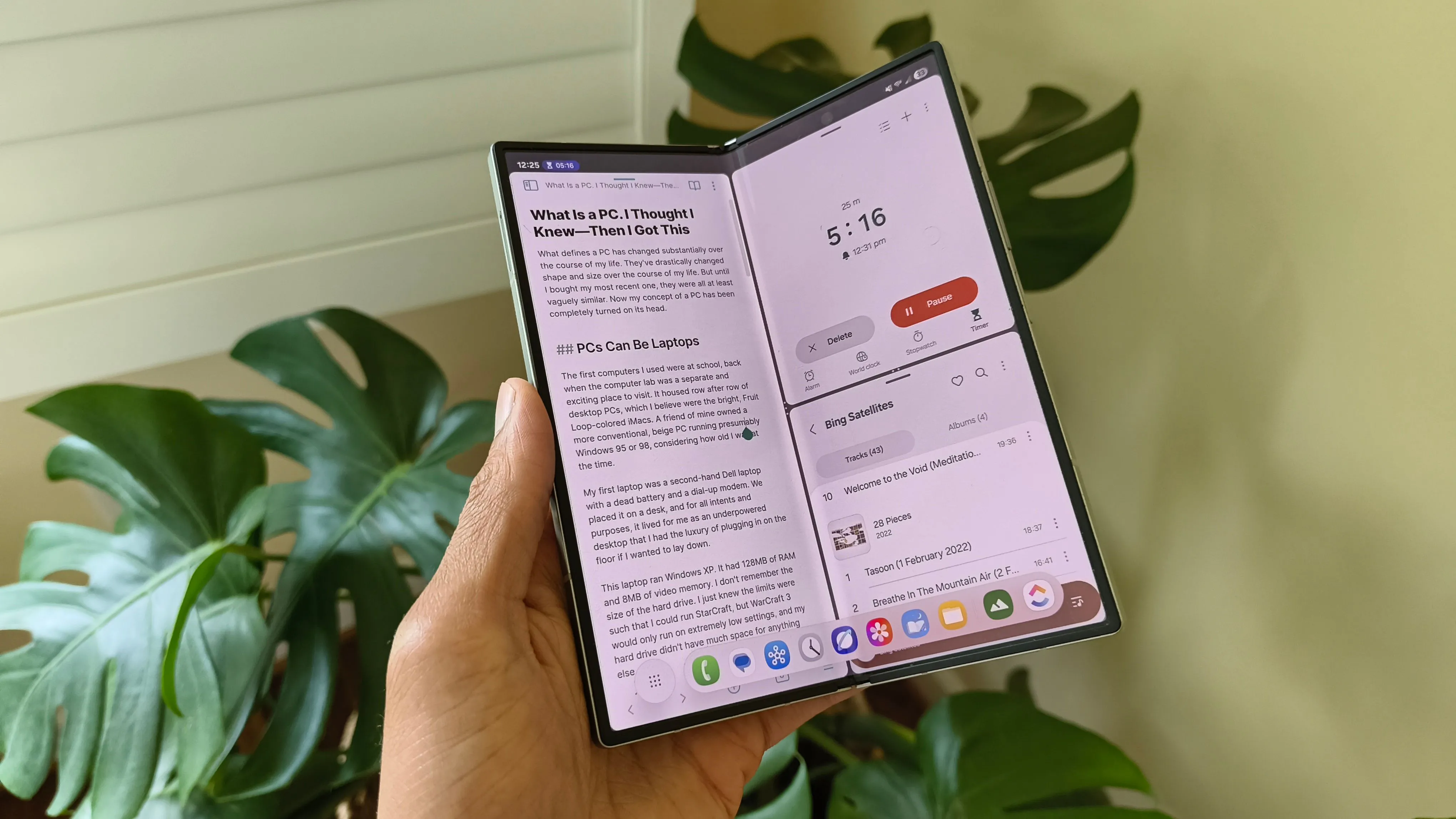 Người dùng đang cầm điện thoại gập Samsung Galaxy Z Fold 6 đã mở, hiển thị nội dung công việc, minh họa khả năng sử dụng bằng một tay.