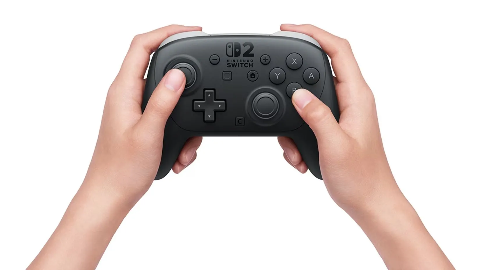 Người dùng đang cầm Pro Controller 2 của Switch 2, cho thấy vị trí cổng tai nghe
