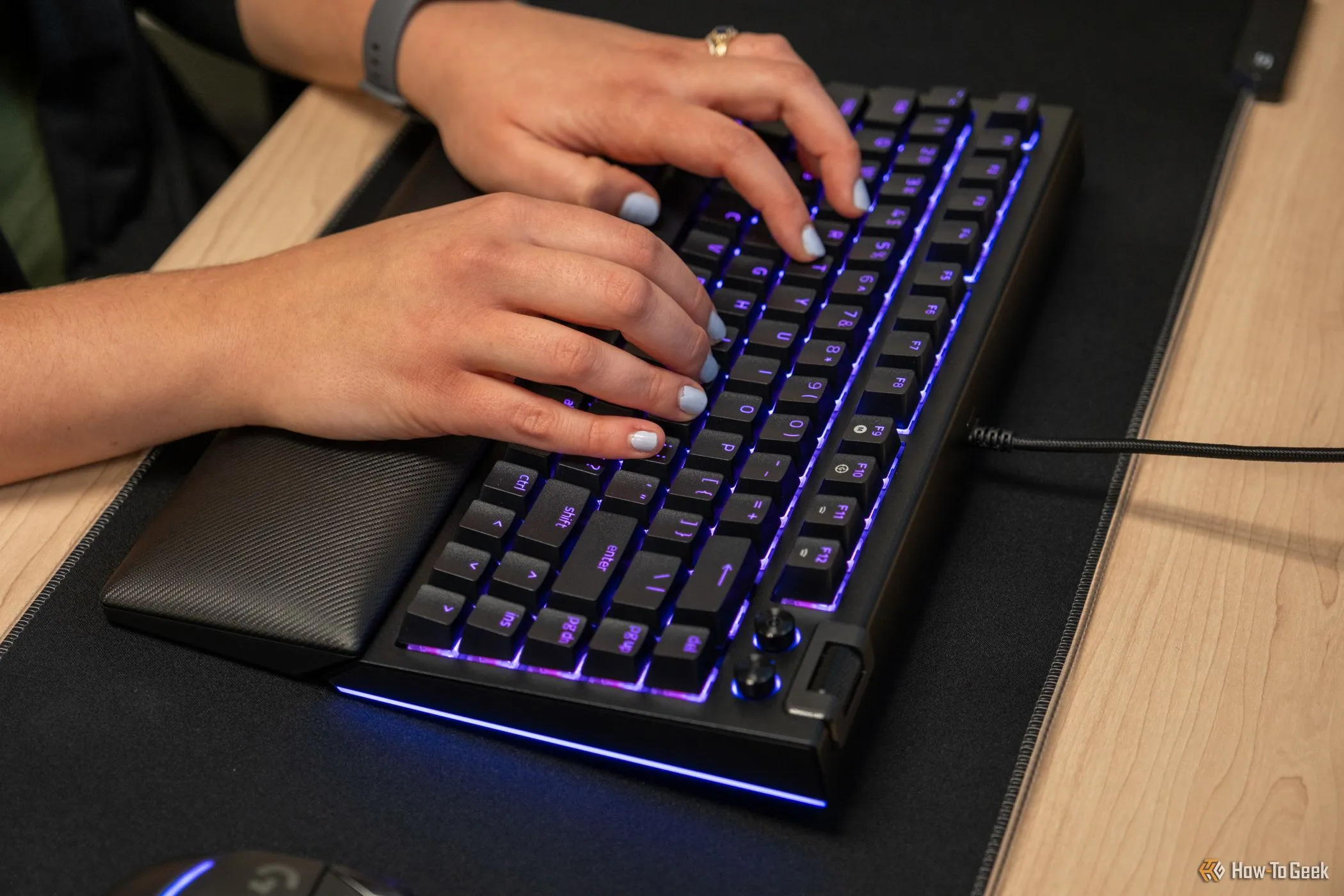 Người dùng đang gõ trên bàn phím cơ Razer BlackWidow V4 75%, tượng trưng cho sự tinh tế trong lập trình và tối ưu hóa phần cứng.
