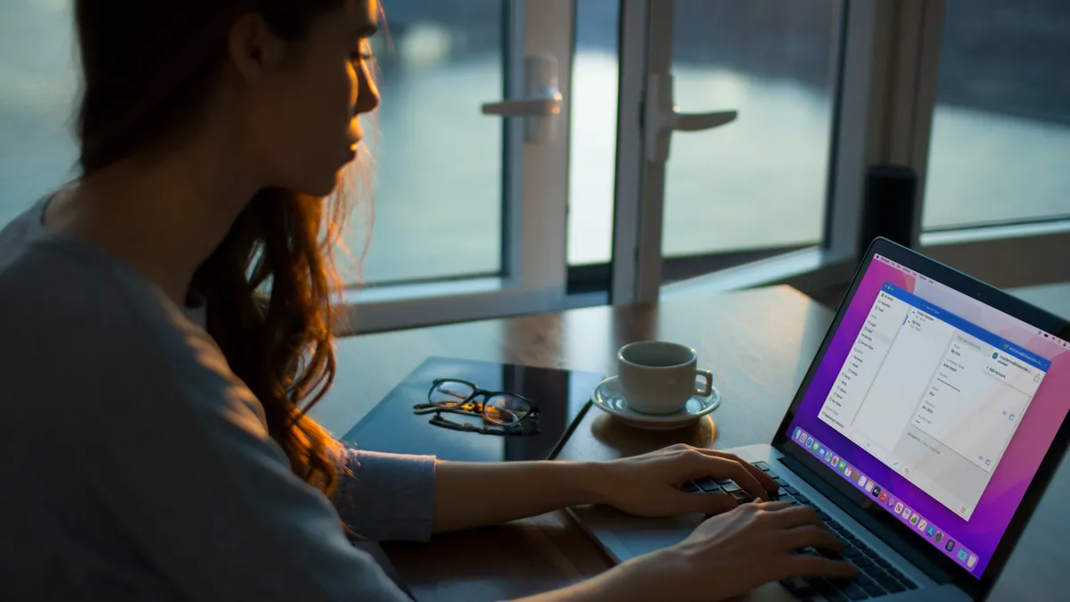 Người dùng đang nhập liệu với Bitwarden trên laptop, minh họa sự tiện lợi của trình quản lý mật khẩu mã nguồn mở