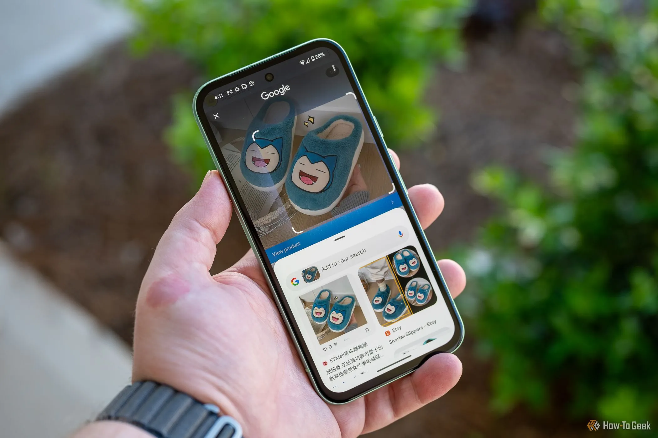 Người dùng đang sử dụng tính năng Circle to Search trên điện thoại Pixel 8a để tìm kiếm hình ảnh
