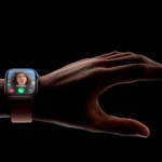Người dùng đang thực hiện cử chỉ Double Tap trên Apple Watch Series 9 để tương tác với thông báo.