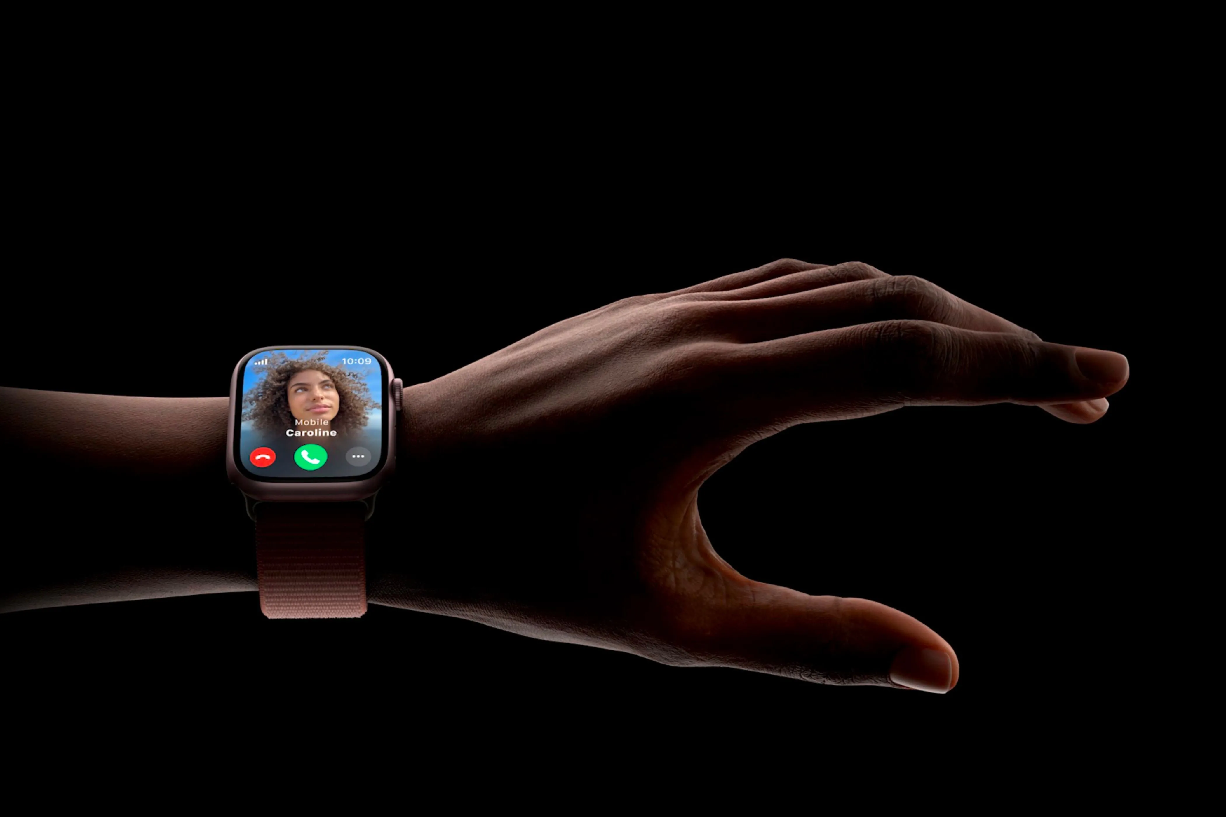 Người dùng đang thực hiện cử chỉ Double Tap trên Apple Watch Series 9 để tương tác với thông báo.
