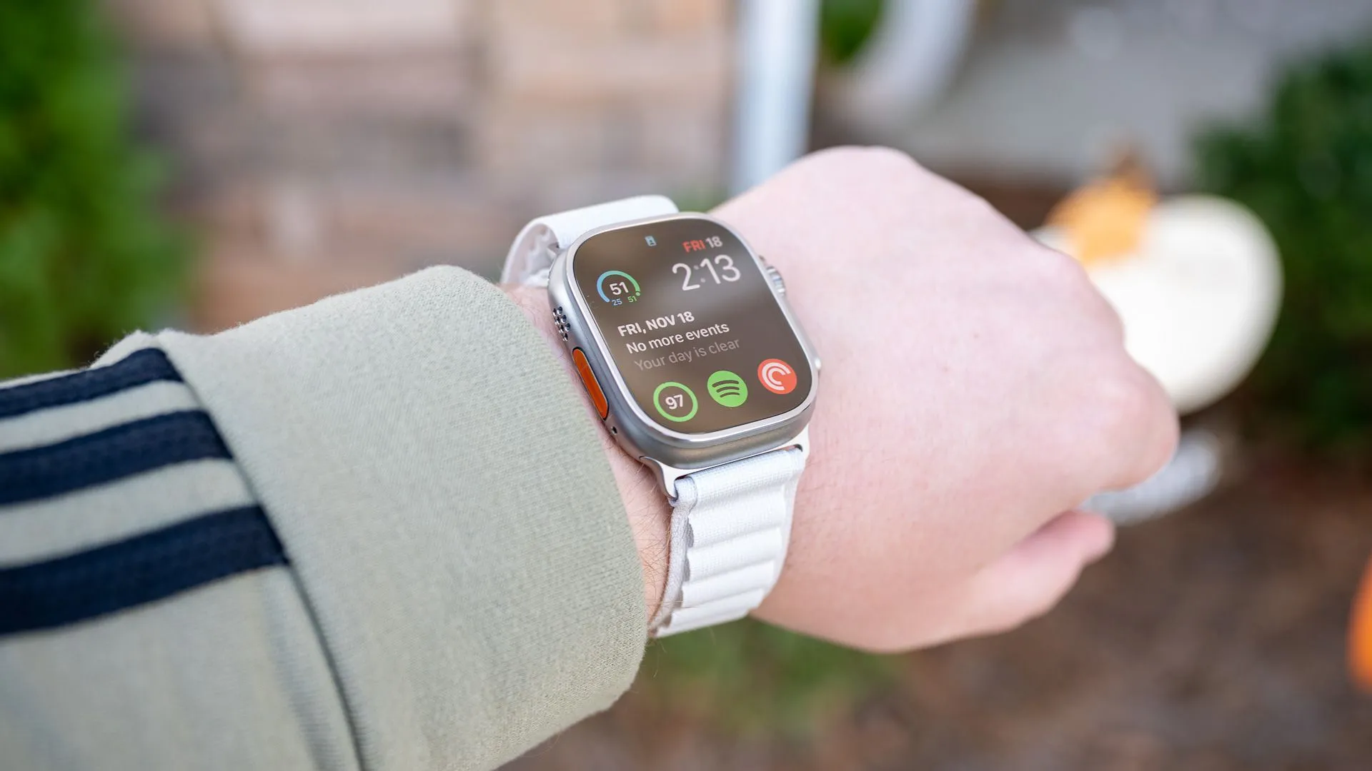 Người dùng đeo Apple Watch Ultra với dây đeo Ocean Band, minh họa thiết kế và khả năng tùy biến của dòng đồng hồ cao cấp Apple Watch.