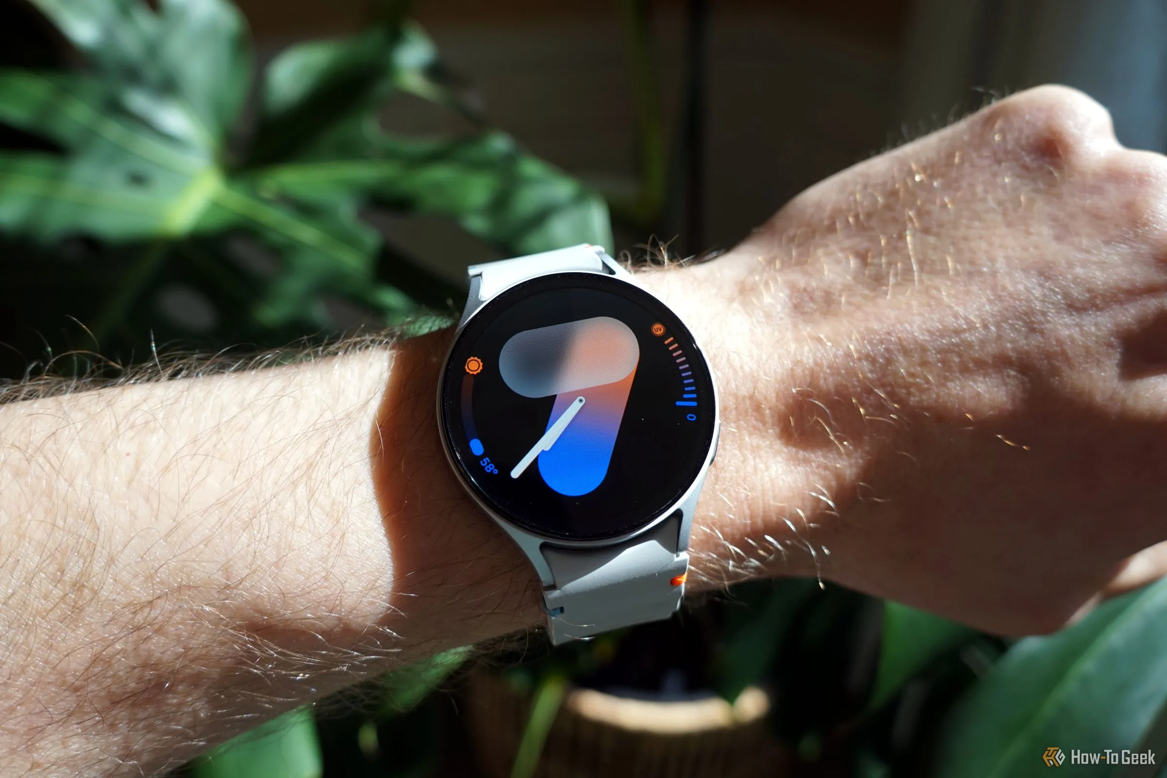 Người dùng đeo Samsung Galaxy Watch 7 theo dõi dữ liệu sức khỏe và giấc ngủ trên ứng dụng Samsung Health