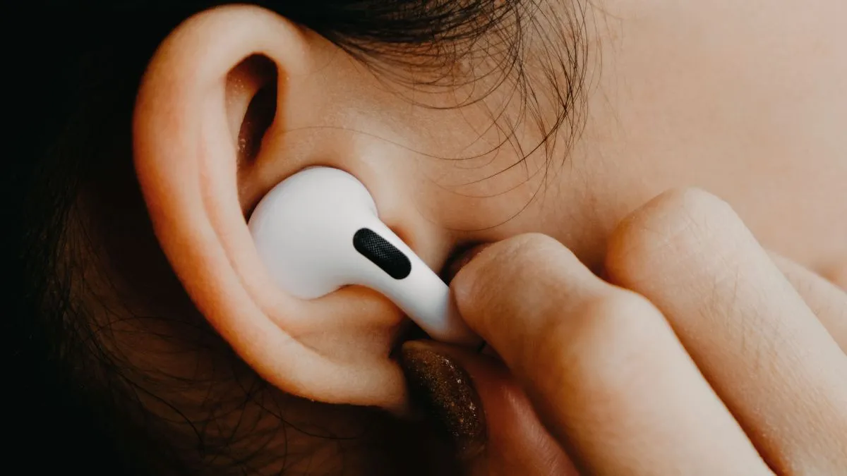 Người dùng đeo tai nghe Apple AirPods Pro, thể hiện sự phổ biến của tai nghe Apple nhưng không tối ưu trên Android.