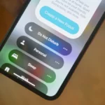 Người dùng iPhone đang cài đặt Chế độ Tập trung để tăng hiệu suất làm việc.