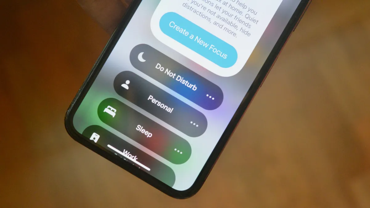 Người dùng iPhone đang cài đặt Chế độ Tập trung để tăng hiệu suất làm việc.