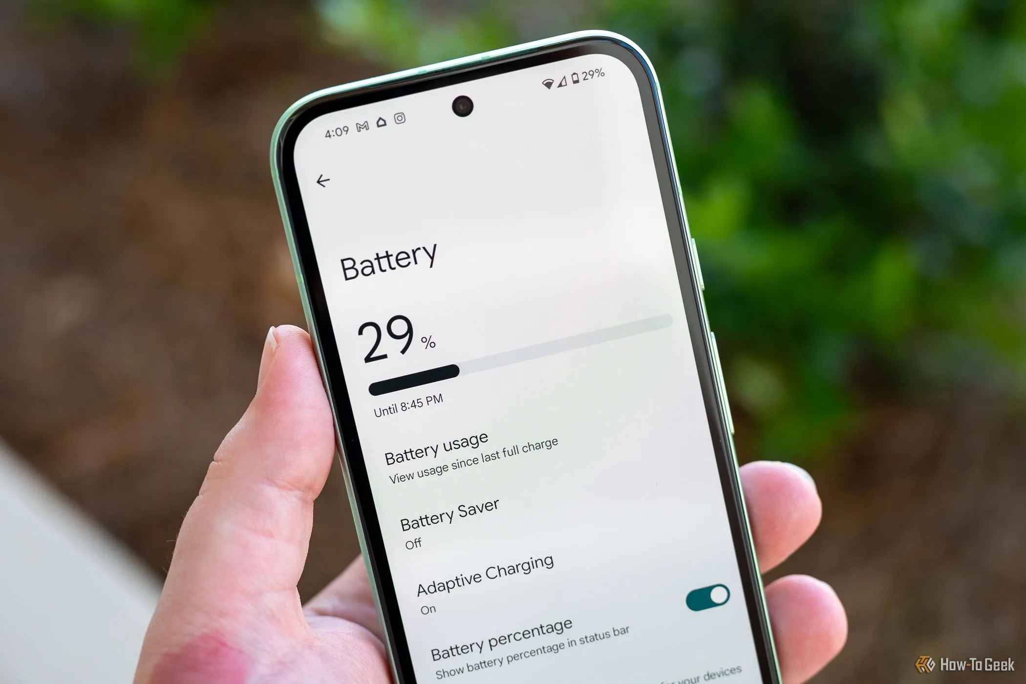 Người dùng kiểm tra tình trạng pin trên điện thoại Google Pixel 8a, nhấn mạnh tầm quan trọng của việc duy trì sức khỏe pin khi bán lại