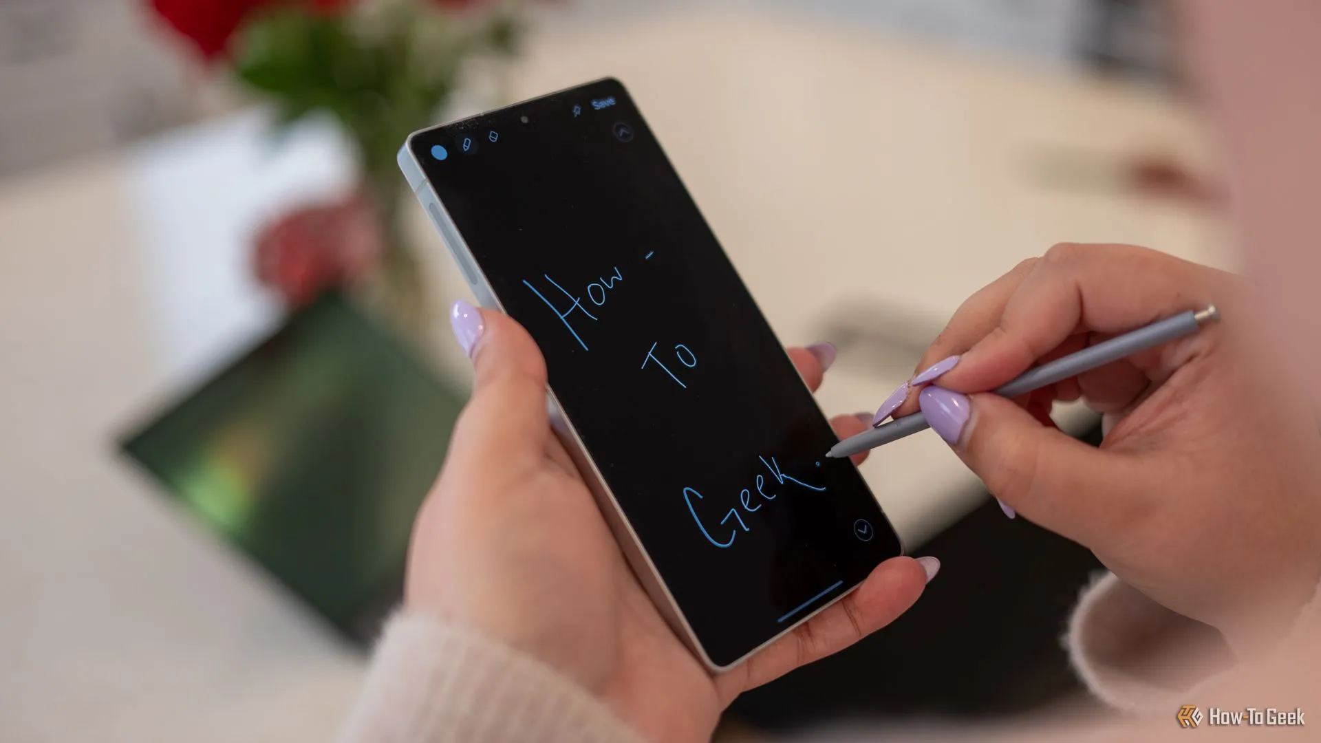 Người dùng S Pen để viết tin nhắn trên màn hình Samsung Galaxy S25 Ultra