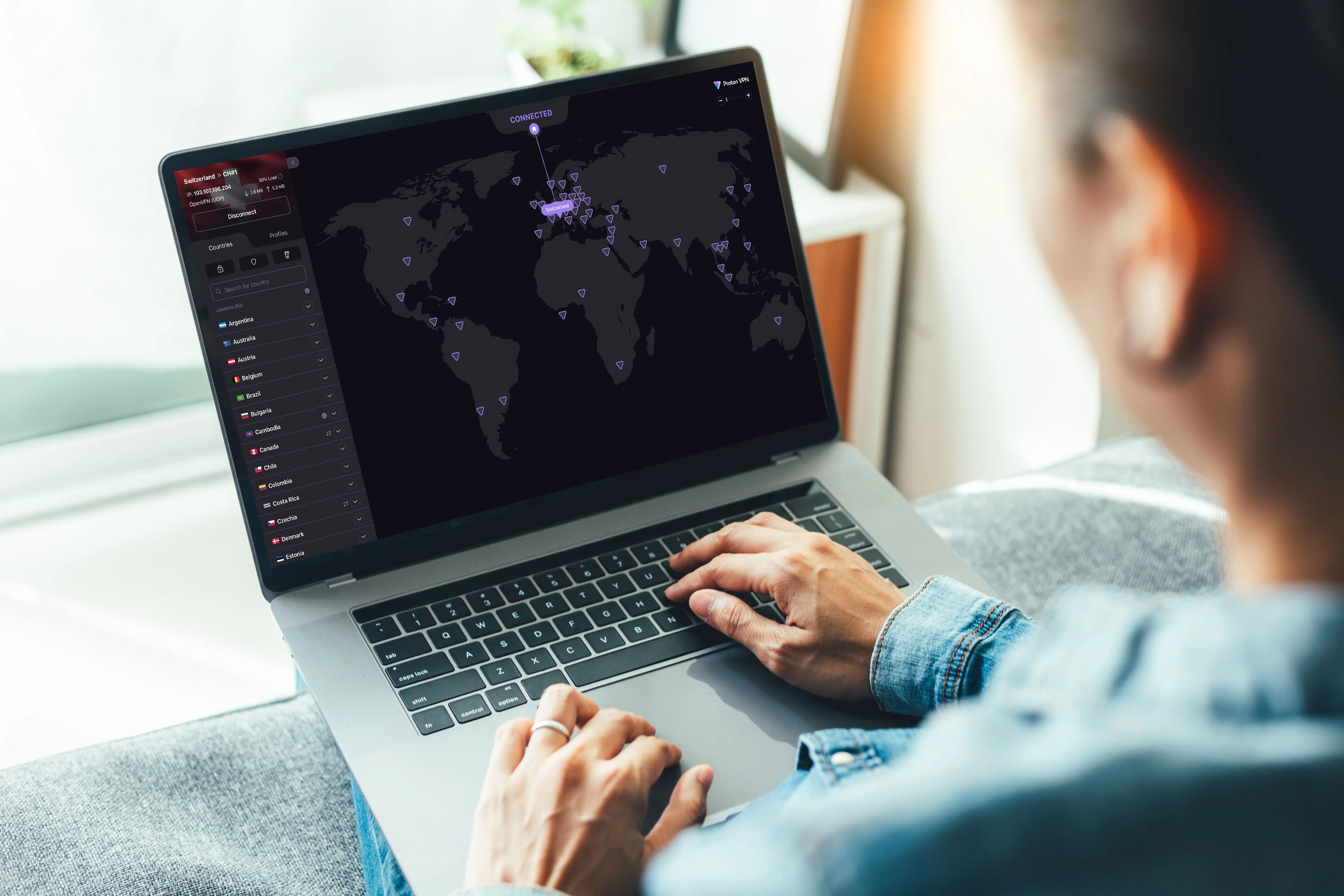 Người dùng sử dụng Proton VPN trên laptop, minh họa khả năng bảo mật cao và tốc độ ổn định