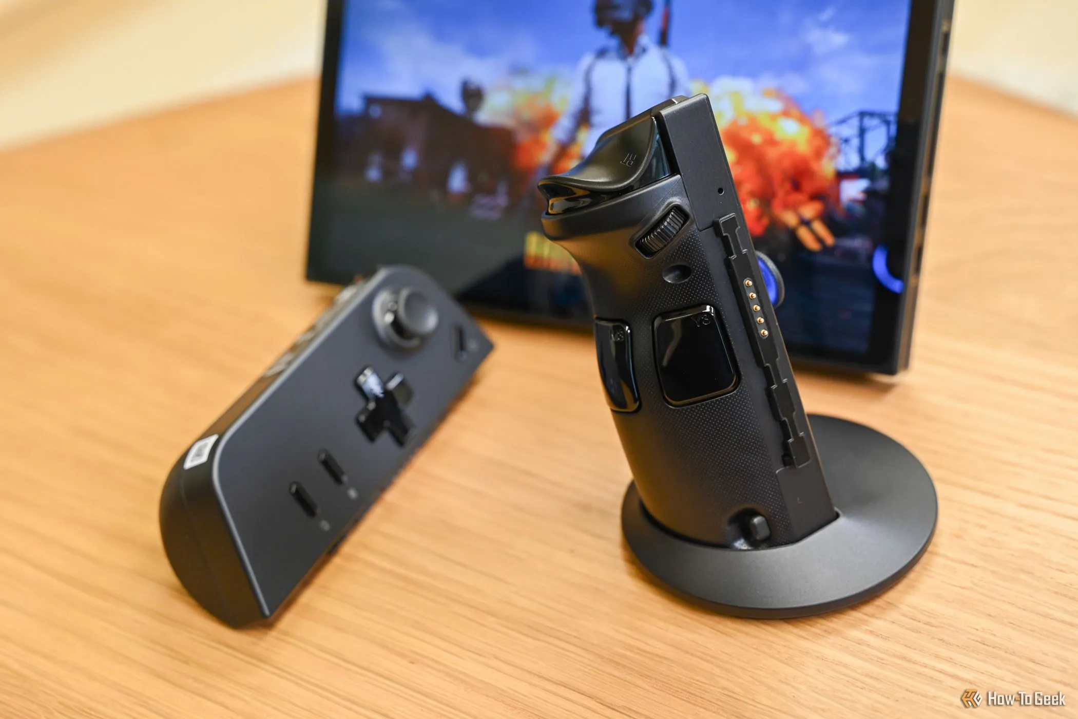 Người dùng trải nghiệm chơi game FPS trên máy PC cầm tay Lenovo Legion Go, nhấn mạnh vấn đề thời lượng pin.