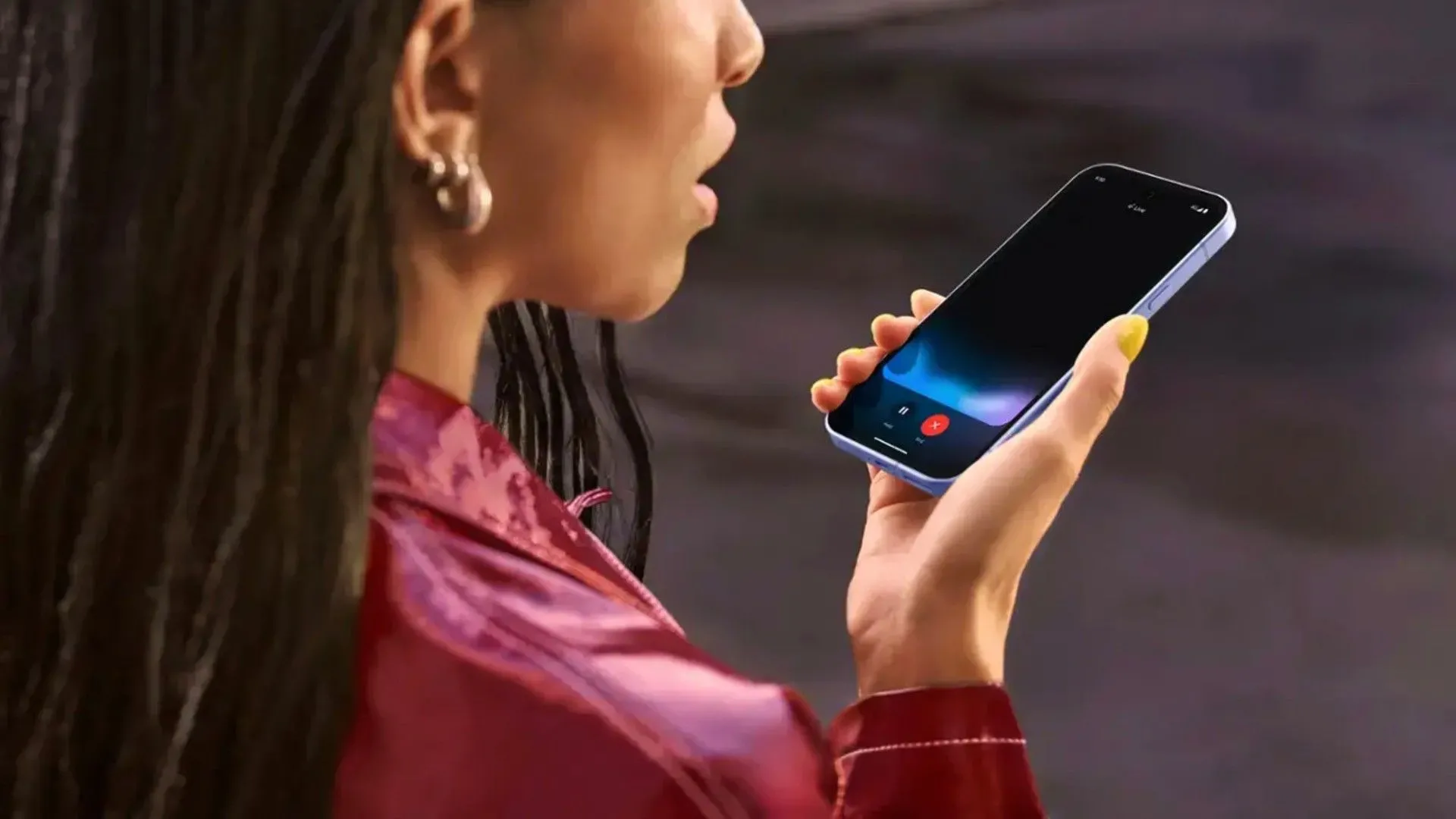 Người phụ nữ đang sử dụng Google Pixel 9a và tương tác bằng giọng nói, minh họa tính năng AI Gemini trên thiết bị.
