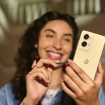 Người phụ nữ dùng bút cảm ứng trên Moto G Stylus 5G 2024 mới.