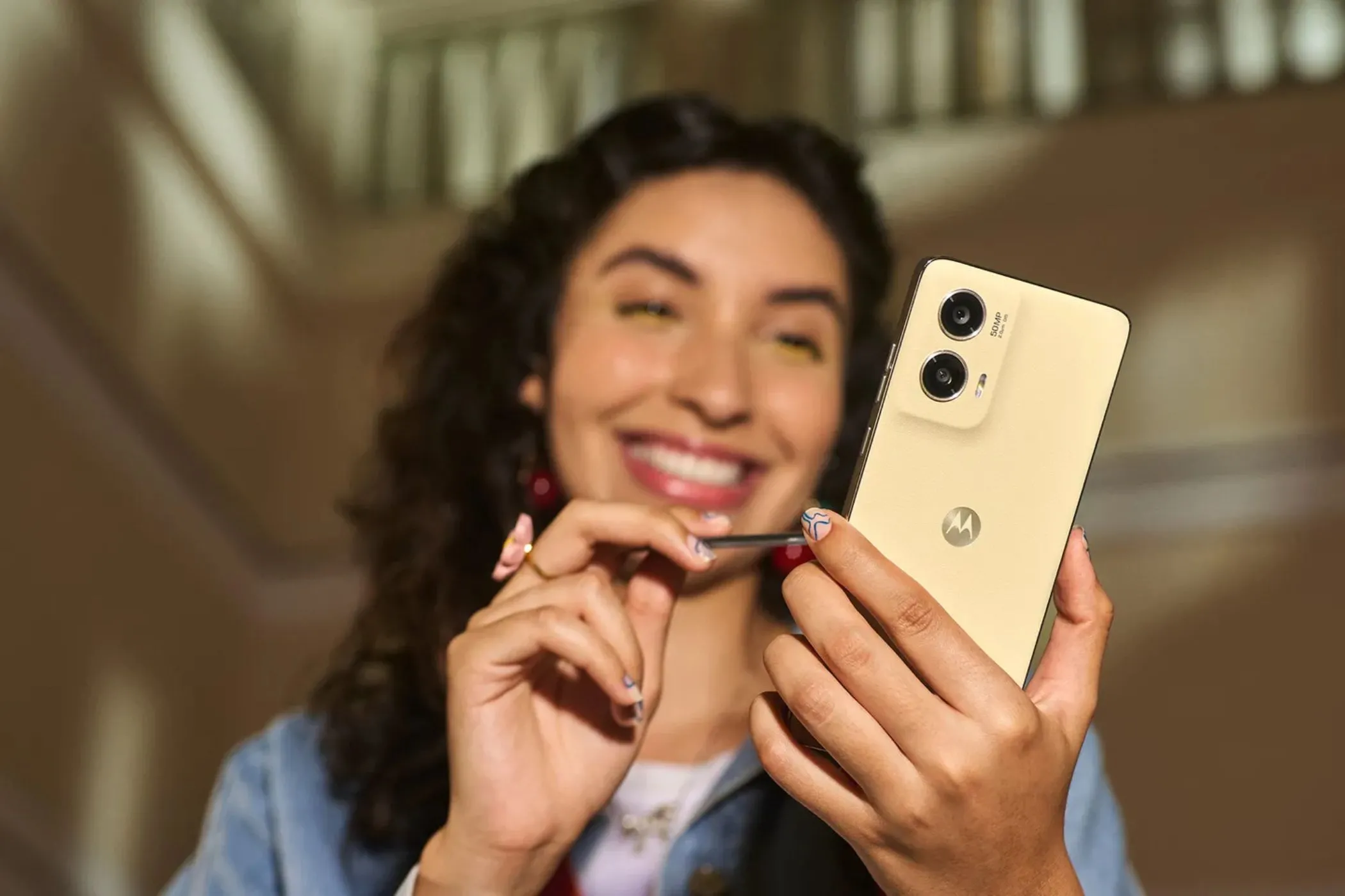 Người phụ nữ dùng bút cảm ứng trên Moto G Stylus 5G 2024 mới.