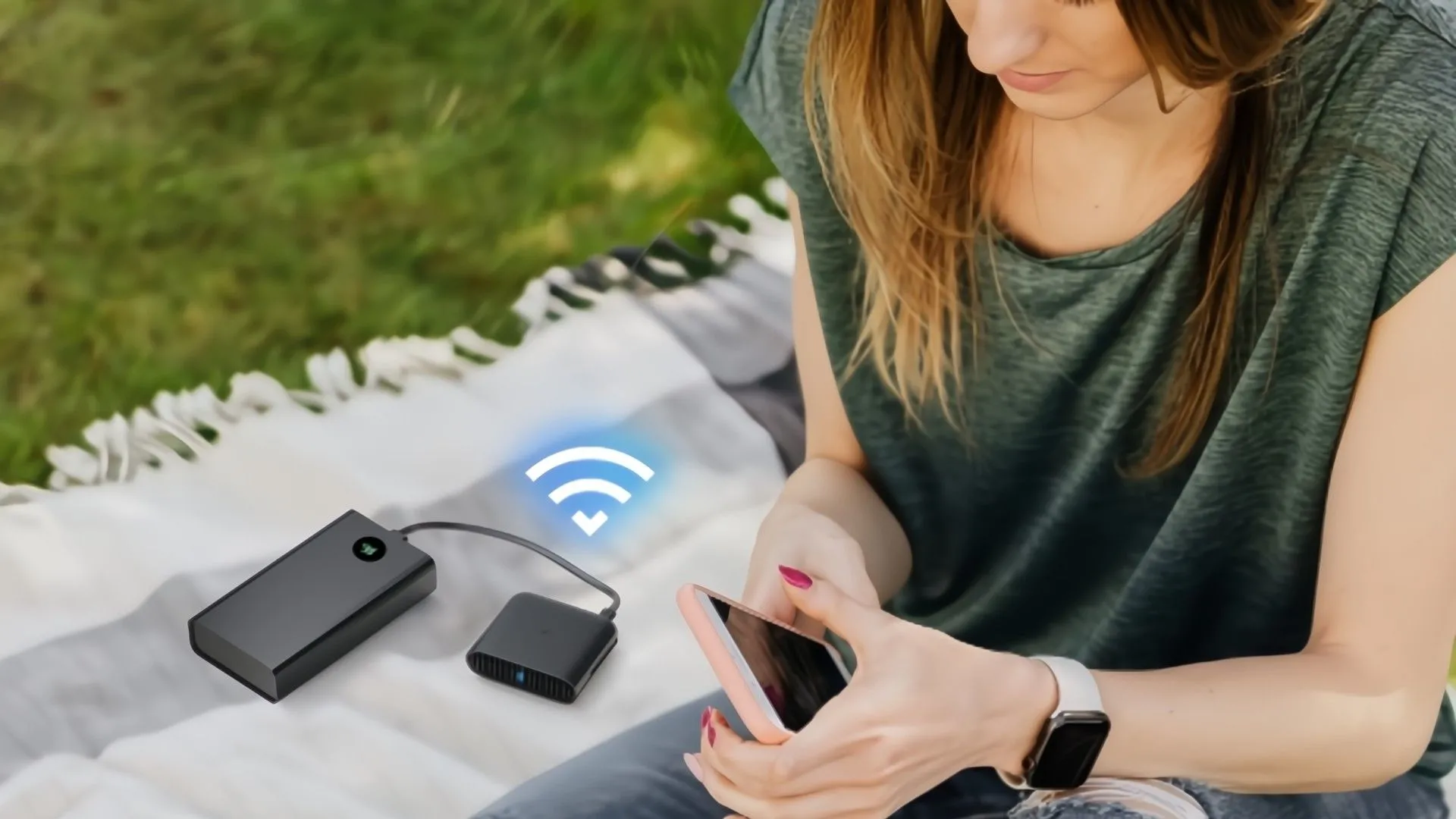 Người phụ nữ sử dụng router du lịch TP-Link TL-WR3002X trong một quán cà phê