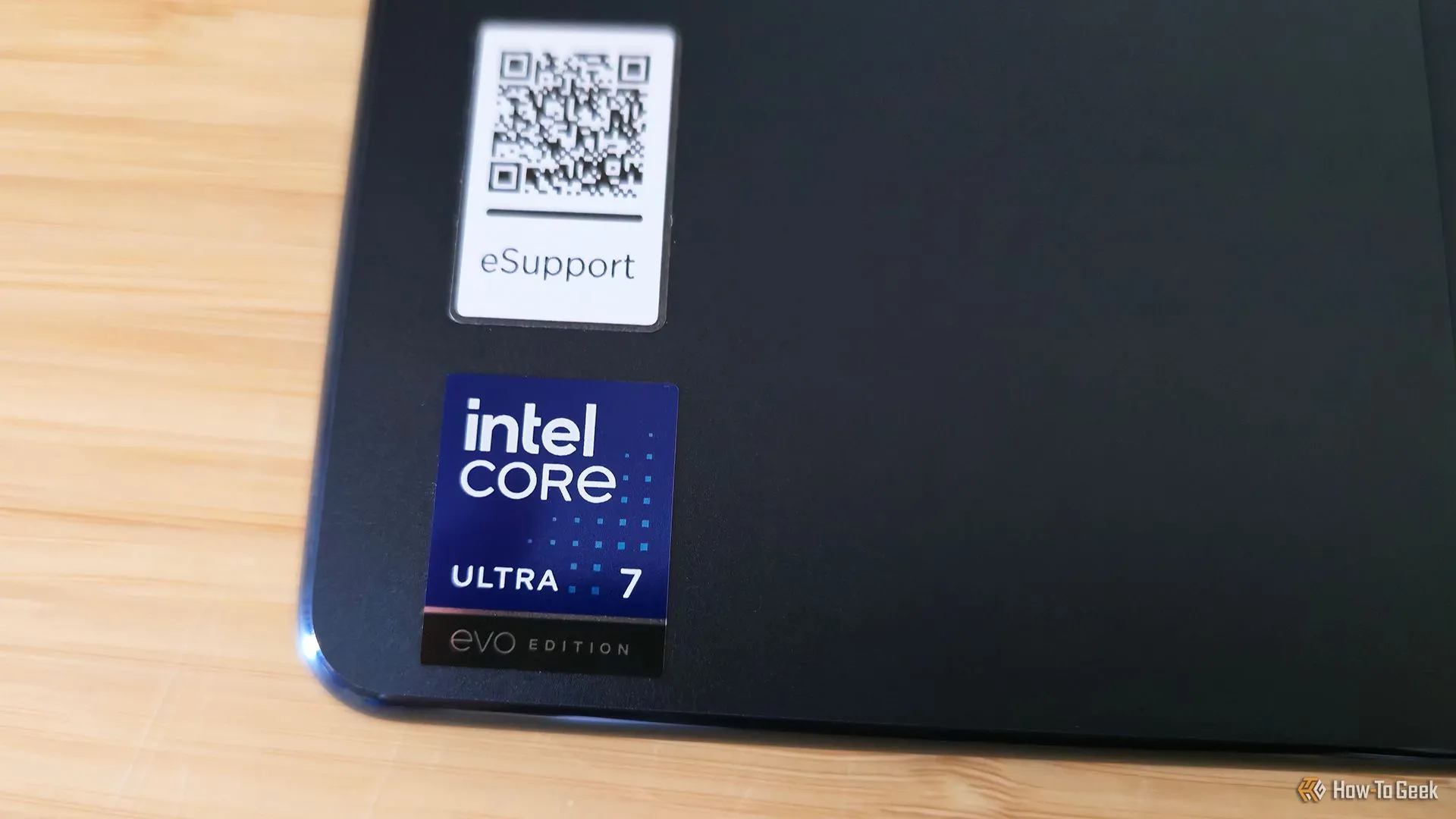 Nhãn dán Intel Core Ultra 7 trên thân laptop Lenovo Yoga 9i 2-in-1 Gen 10.