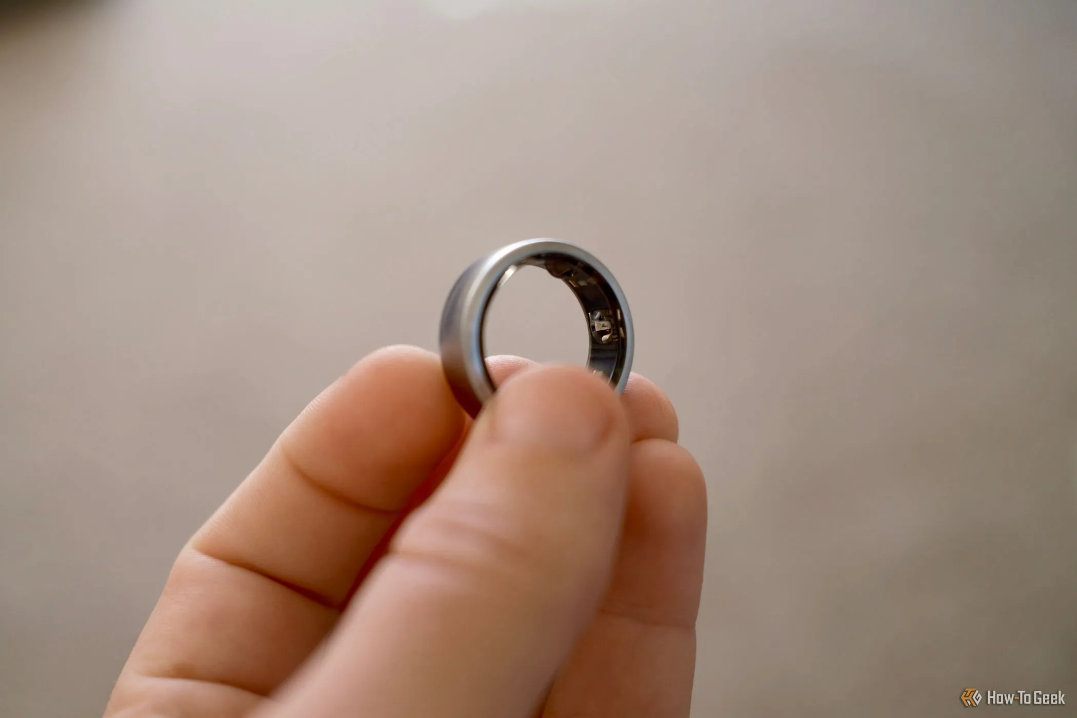 Nhẫn thông minh Oura Ring được cầm trên tay, thay thế tiềm năng cho đồng hồ thông minh.