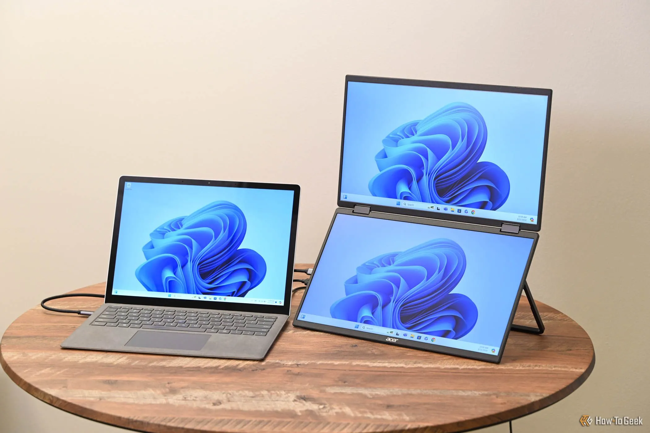 Nhiều cửa sổ trình duyệt và ứng dụng đang mở trên màn hình Acer PD163Q, minh họa khả năng hiển thị rộng rãi cho công việc.