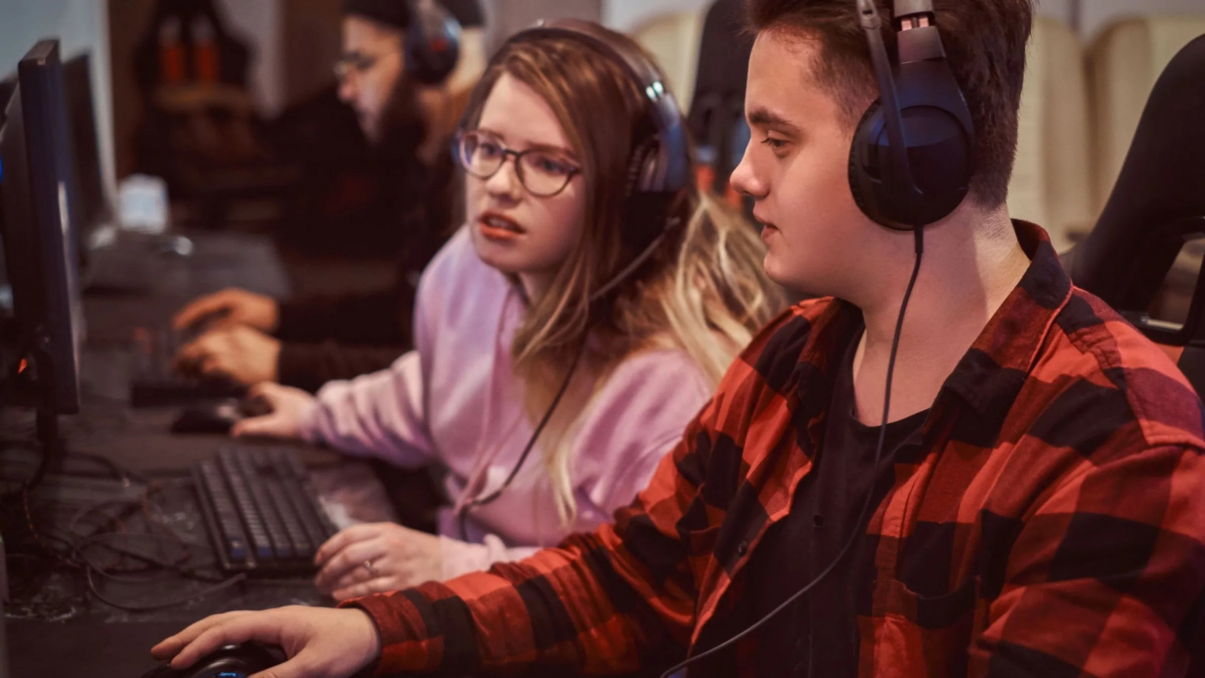 Nhóm game thủ tuổi teen chơi game nhập vai nhiều người trên PC tại một câu lạc bộ game, bối cảnh phổ biến của các buổi LAN party