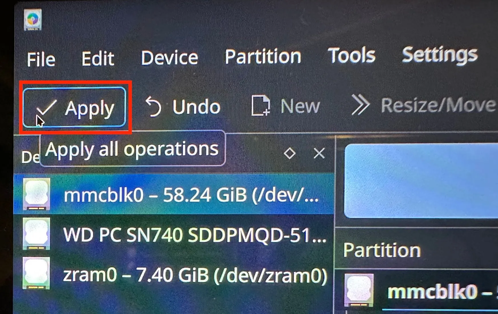 Nút &quot;Apply&quot; trong KDE Partition Manager để xác nhận và thực hiện các thao tác định dạng thẻ SD đã được thiết lập.