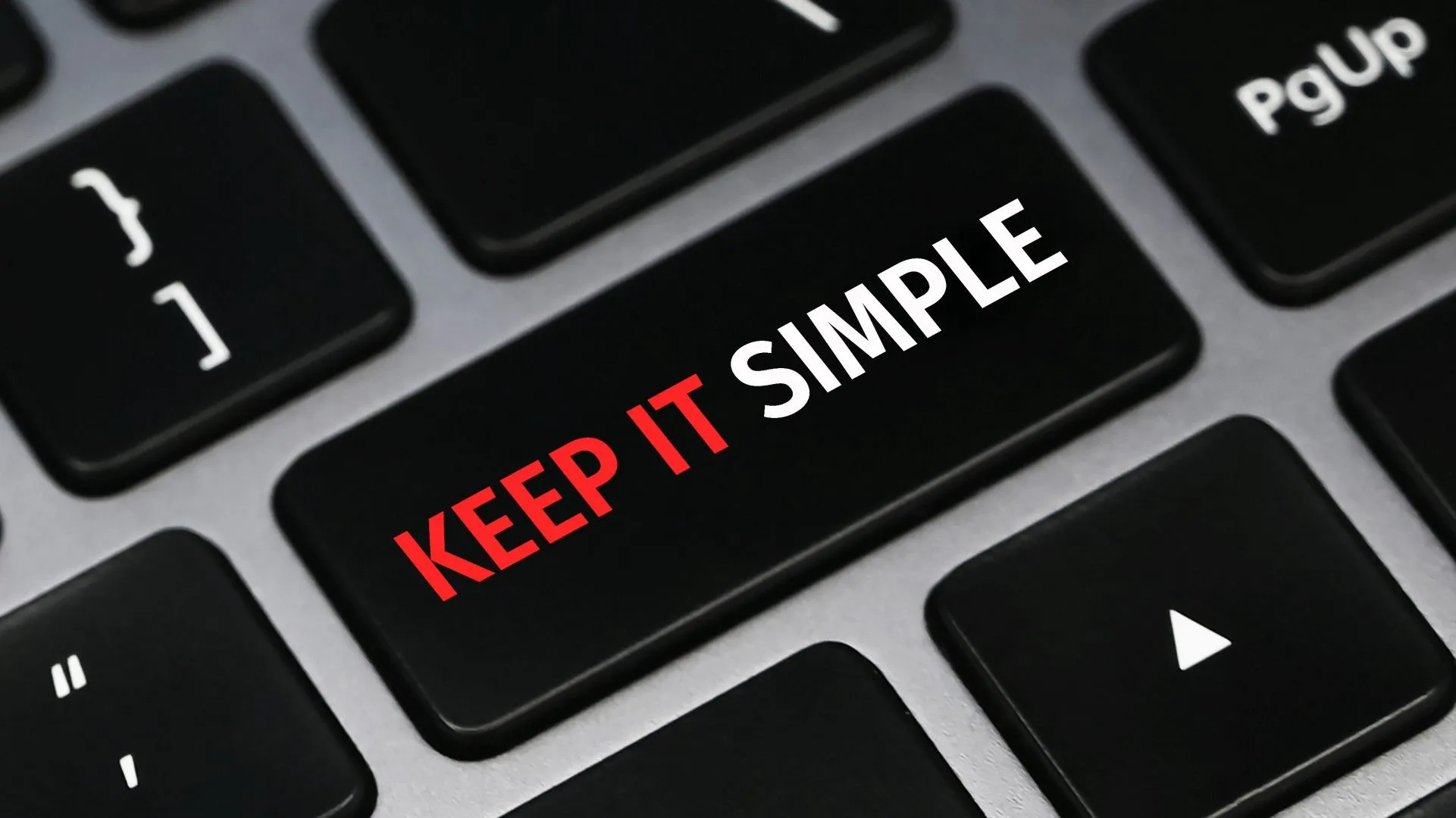 Nút bàn phím có chữ "Keep It Simple" minh họa nguyên tắc KISS trong lập trình web