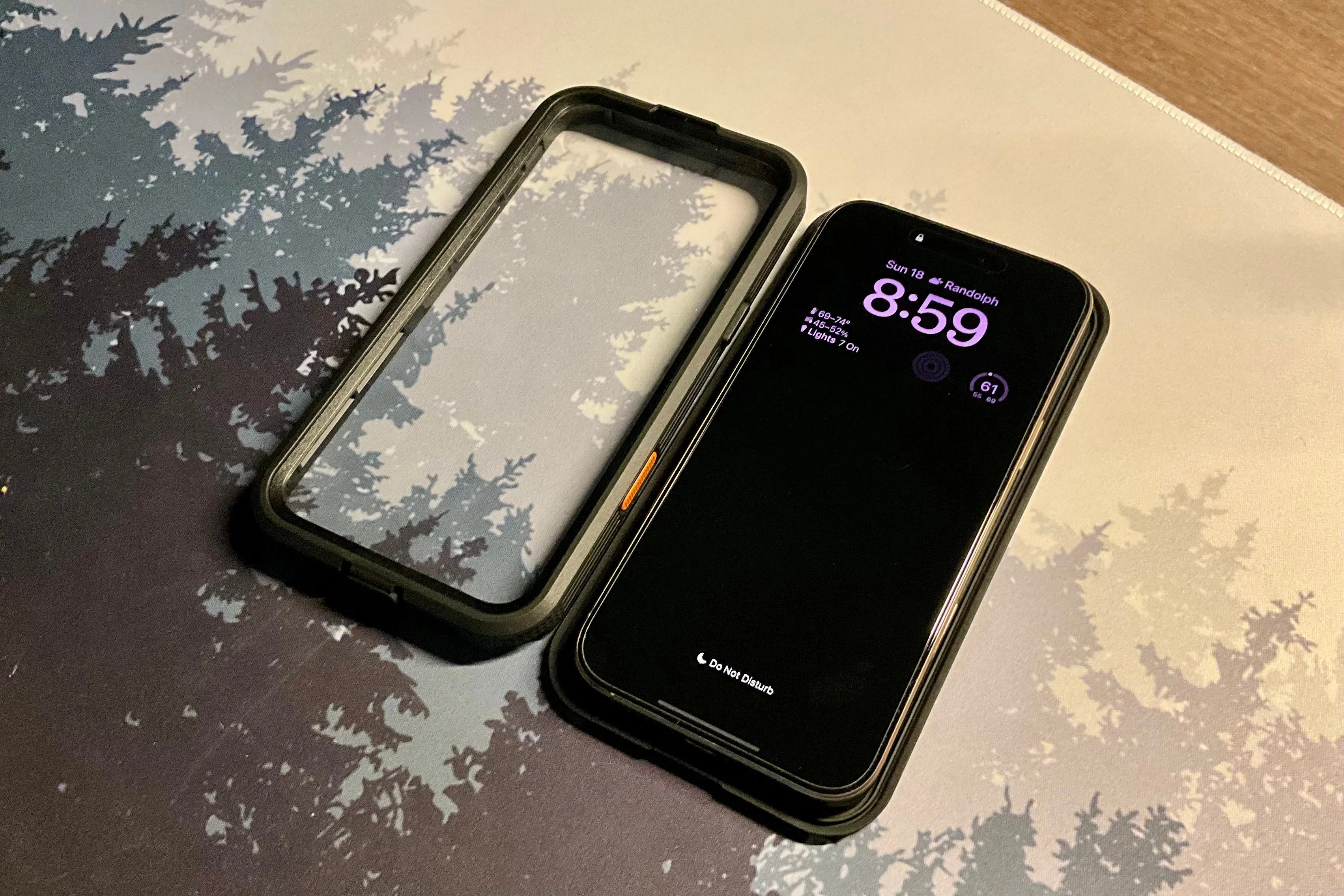 Ốp lưng điện thoại có tích hợp sẵn miếng dán màn hình, bảo vệ toàn diện iPhone.