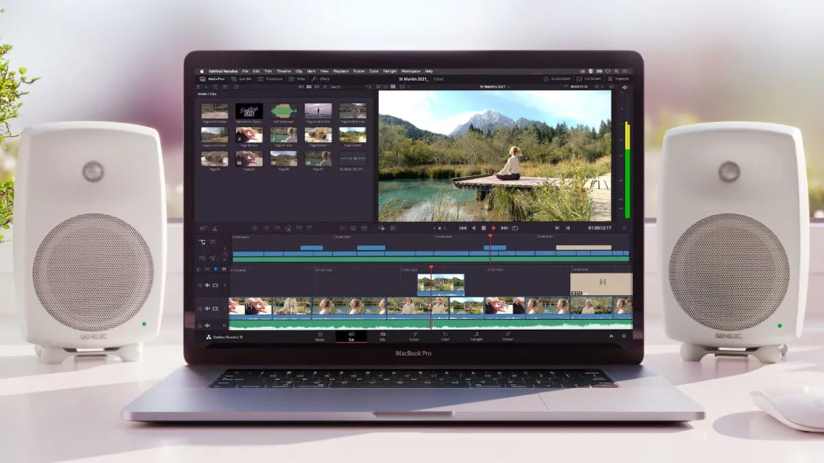 Phần mềm DaVinci Resolve chạy trên MacBook Pro, minh họa công cụ chỉnh màu chuyên nghiệp.