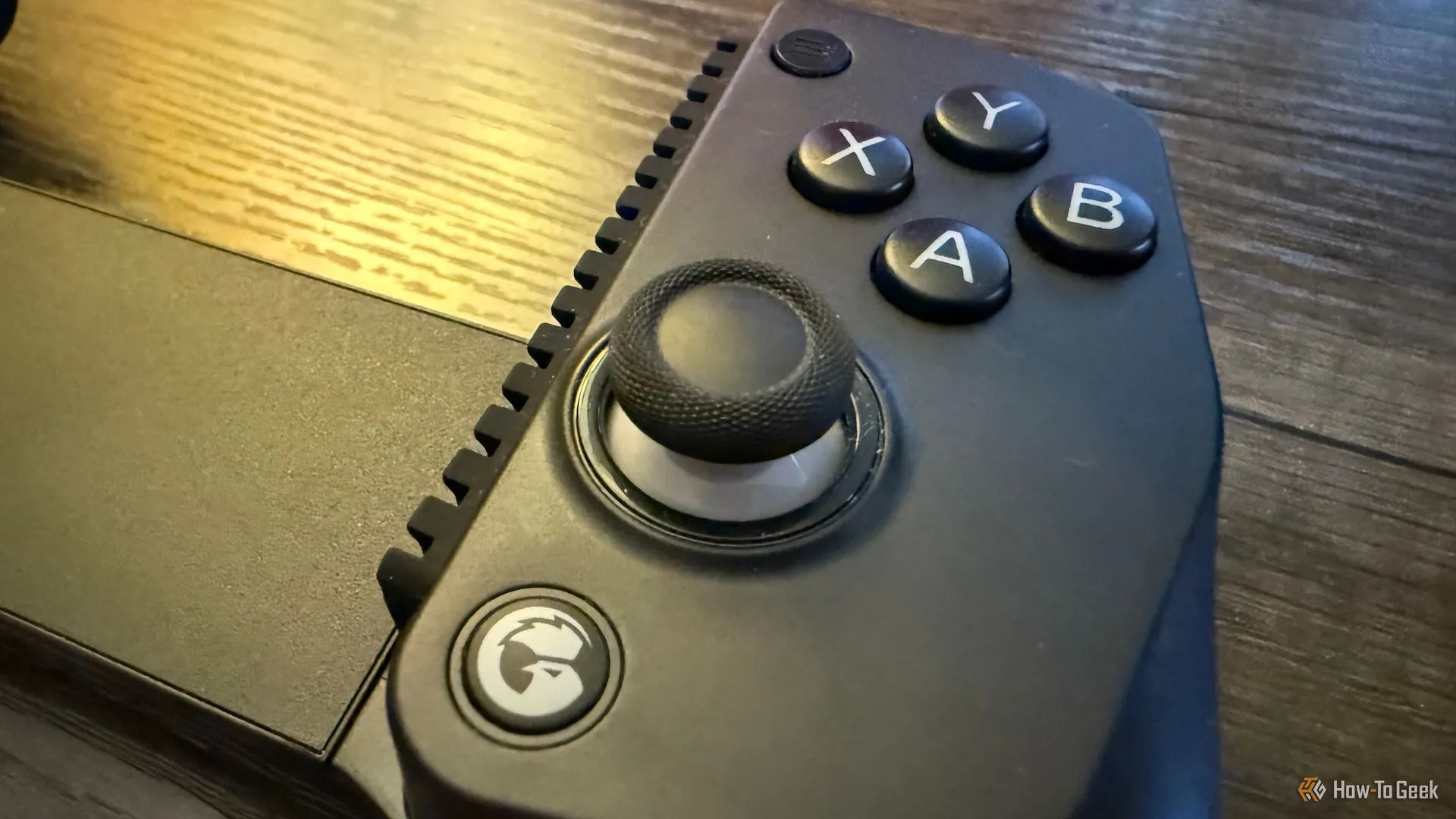 Phần tay cầm phải và các nút điều khiển của GameSir X5 Lite