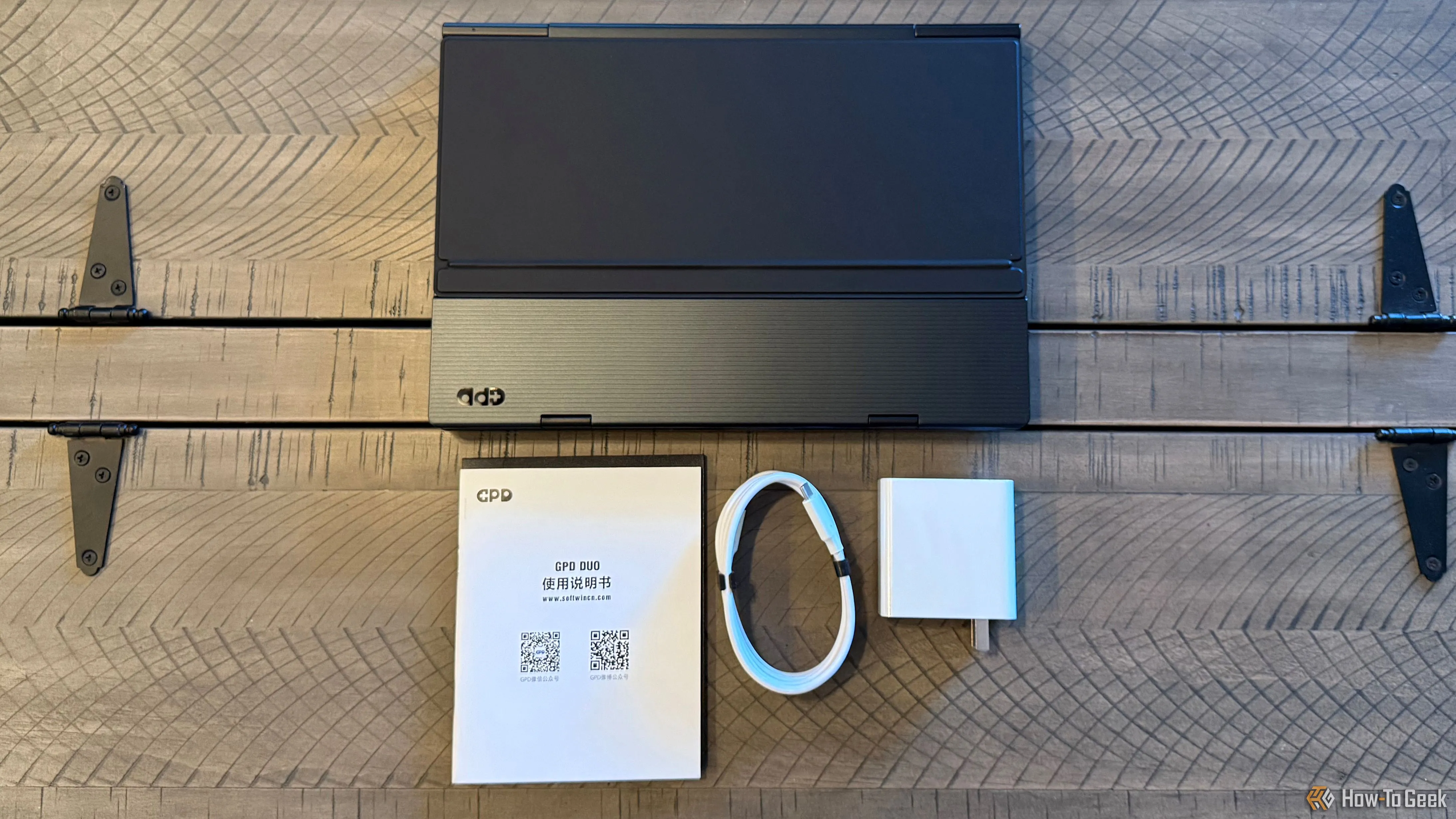 Phụ kiện đi kèm laptop GPD Duo bao gồm sạc USB-C và cáp.