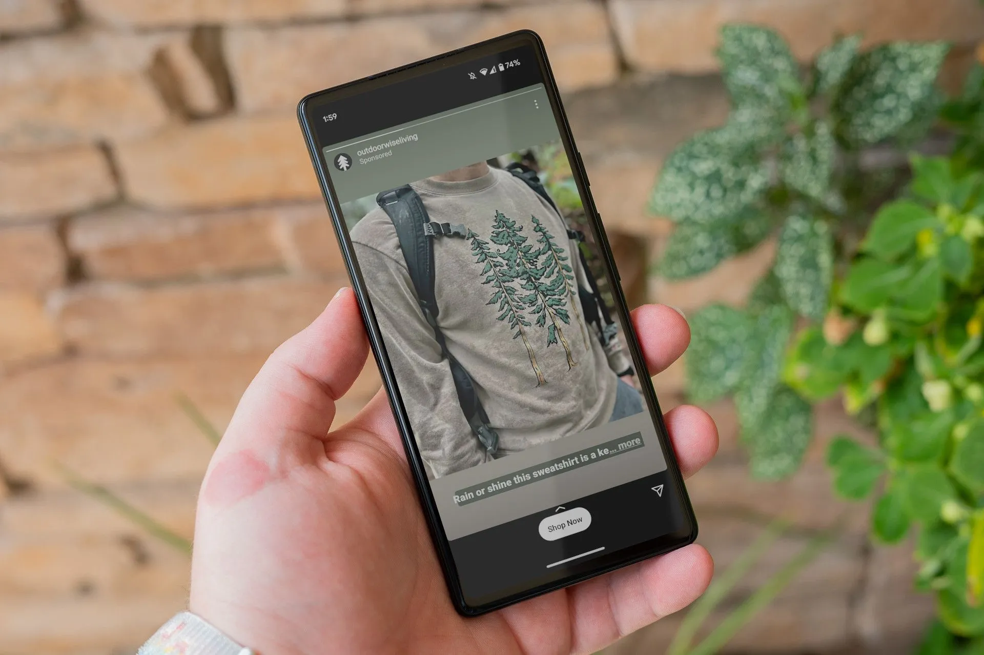 Quảng cáo điện thoại mới hiển thị trên ứng dụng Instagram, mô tả việc bị nhắm mục tiêu bởi các chiến dịch marketing.