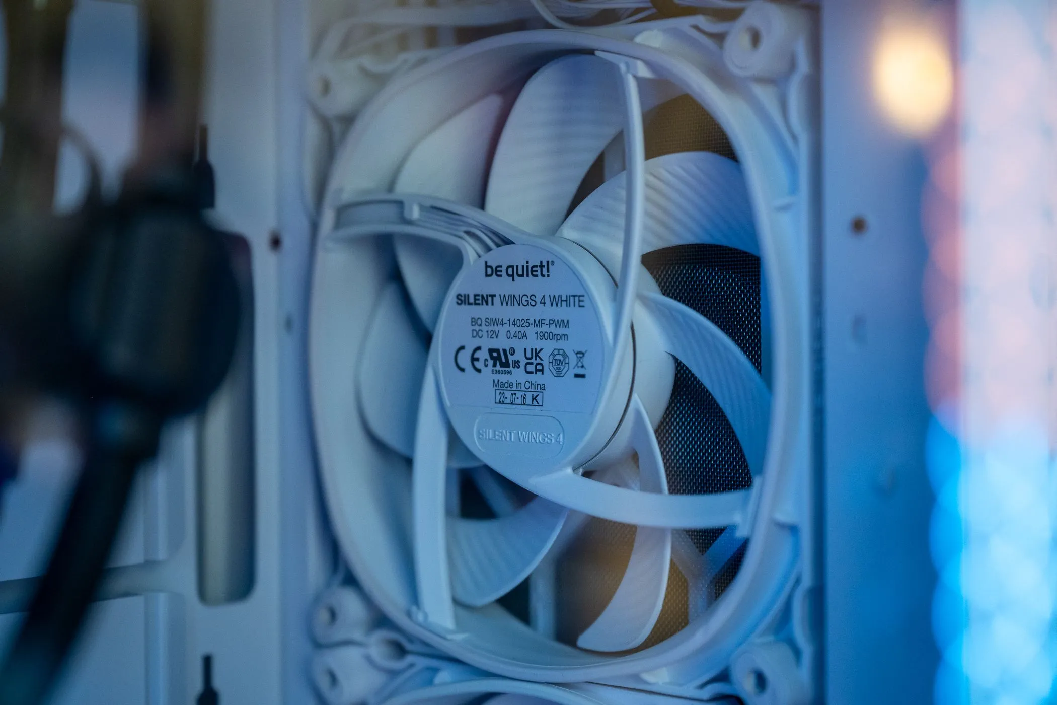 Quạt PC Be Quiet Silent Wings 4 màu trắng bên trong một máy tính chơi game, minh họa hệ thống quạt áp suất dương.