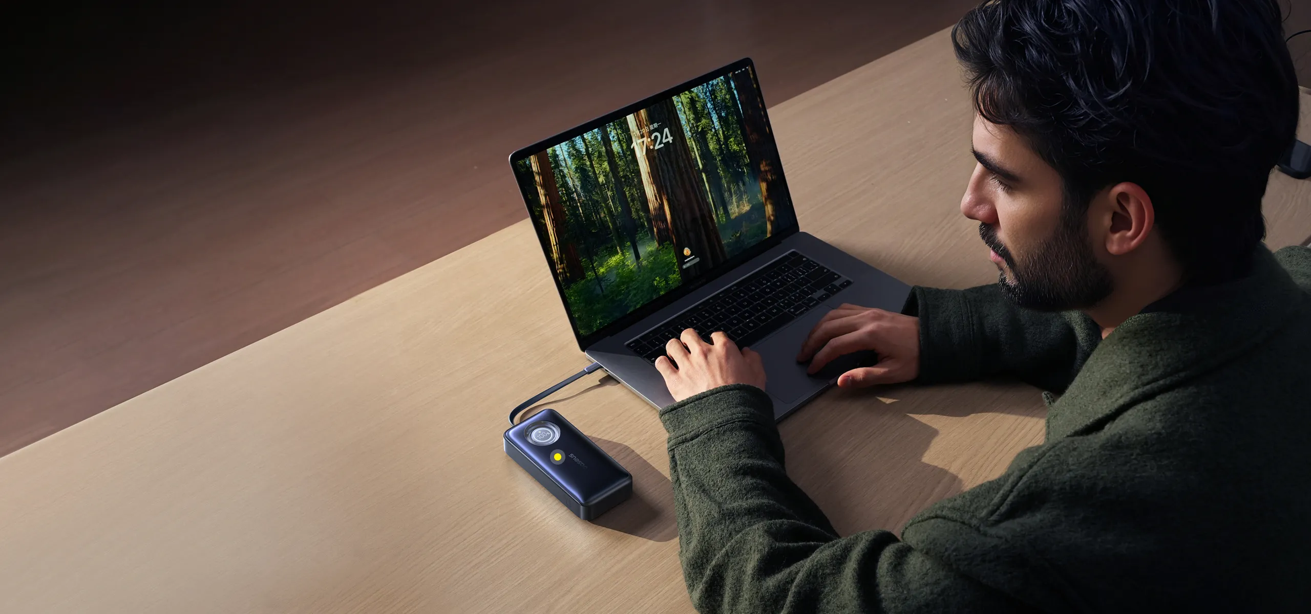 Sạc dự phòng Baseus EnerCore CR11 đang sạc nhanh cho laptop qua cáp USB-C rút gọn