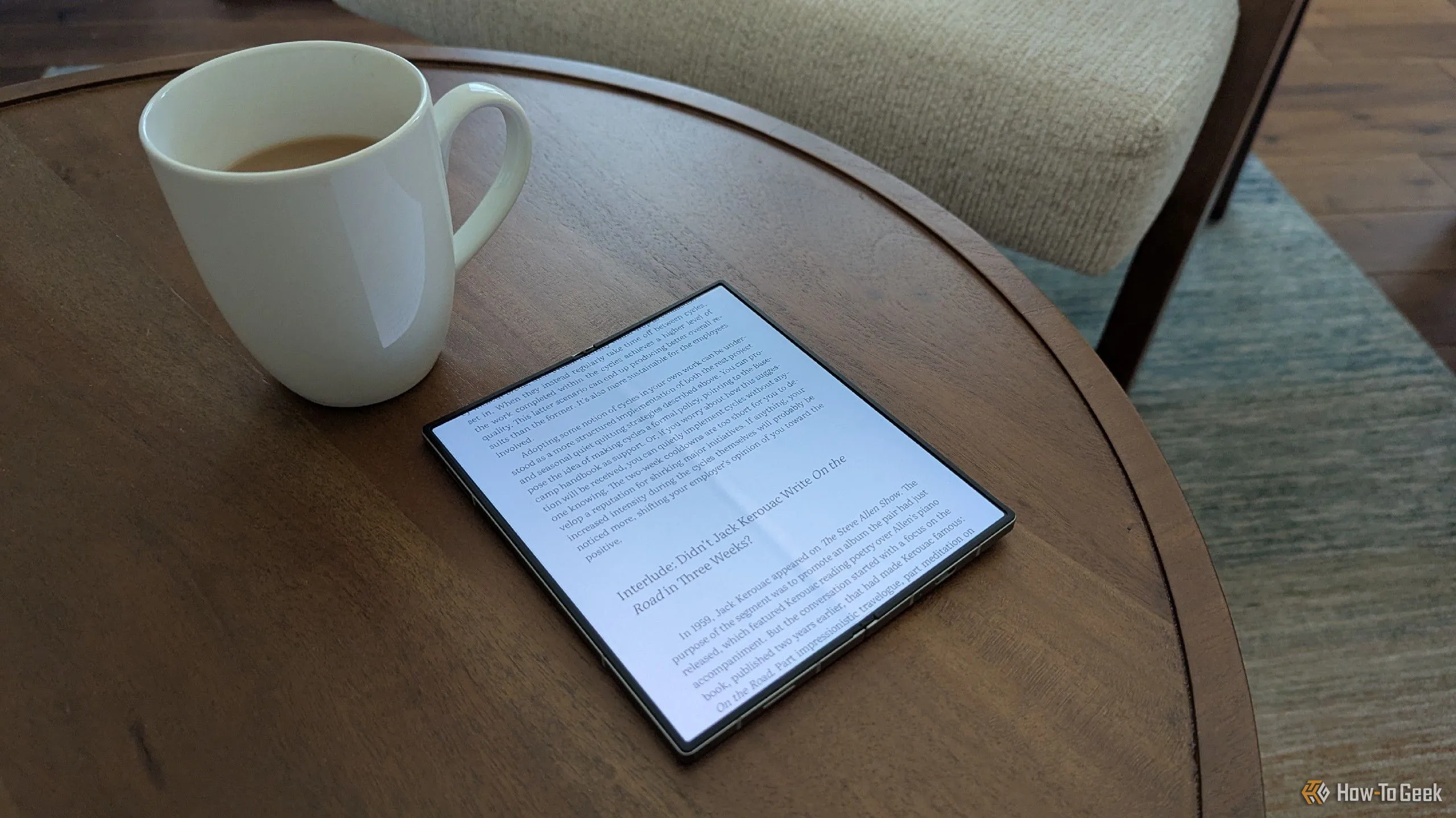 Sách điện tử đang hiển thị trên màn hình gập của Samsung Galaxy Z Fold 6 đặt cạnh cốc trà, minh họa trải nghiệm đọc tiện lợi.
